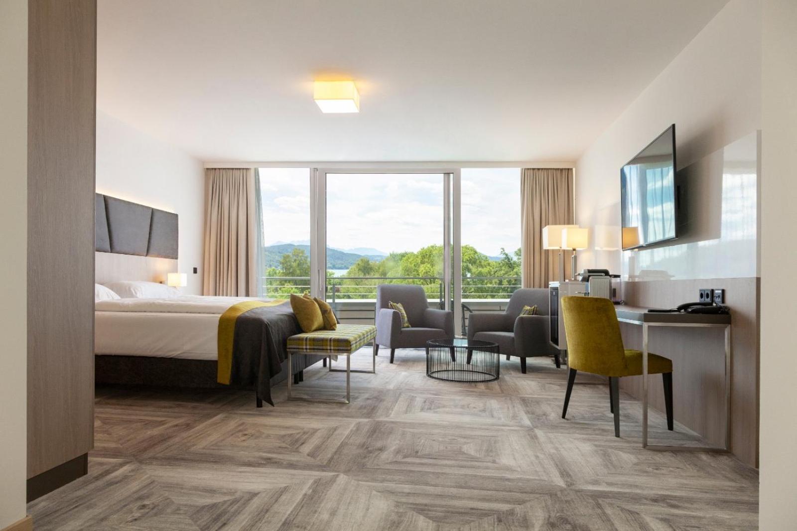 Deluxe Double Room with Balcony photo 1