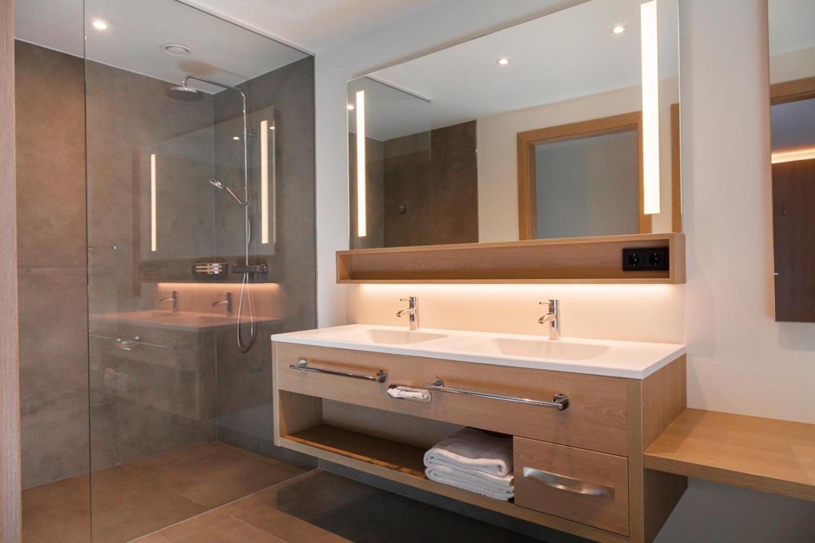 Deluxe Double Room with Balcony photo 3