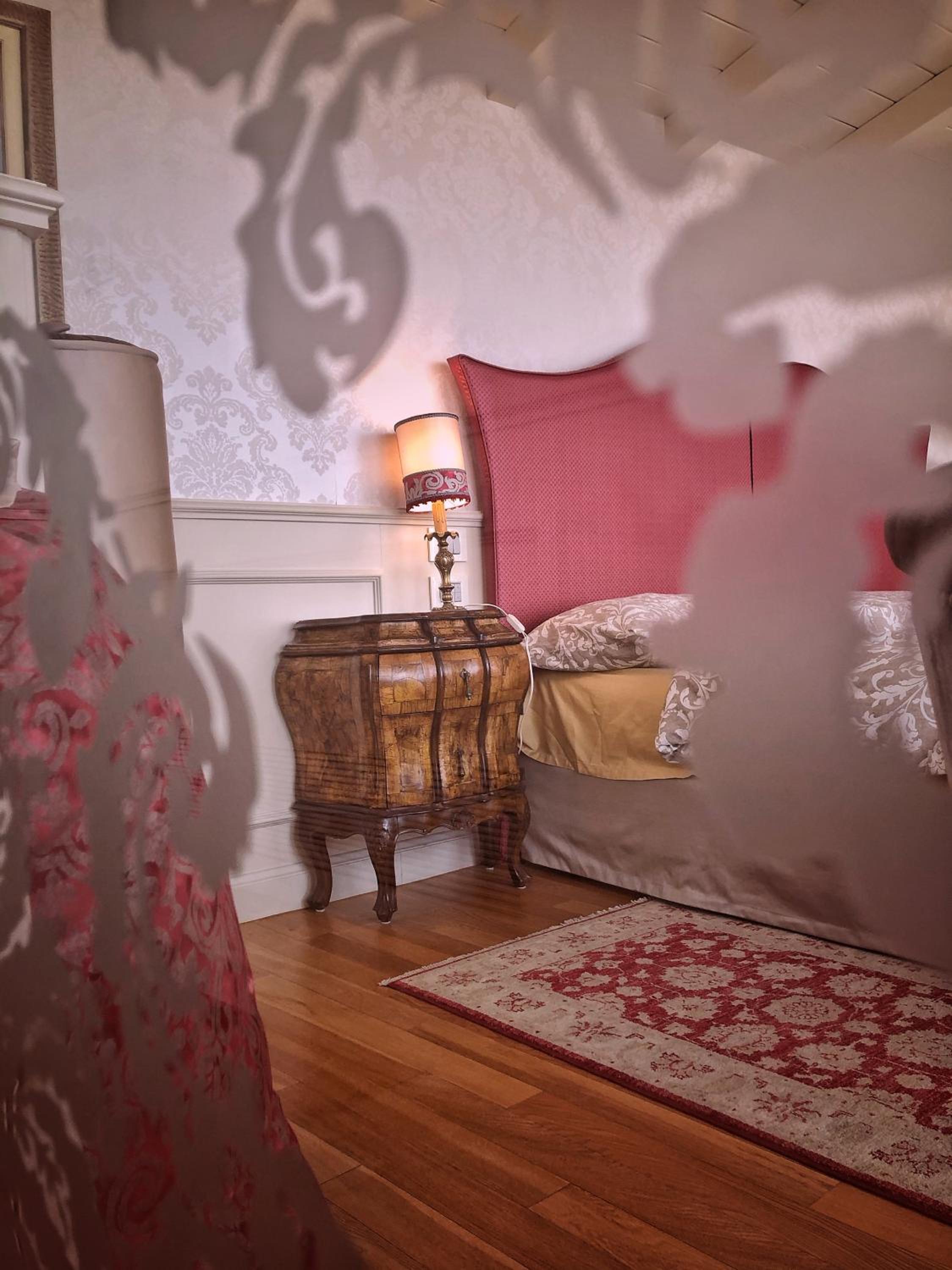 Queen Room with Balcony - Photo 26