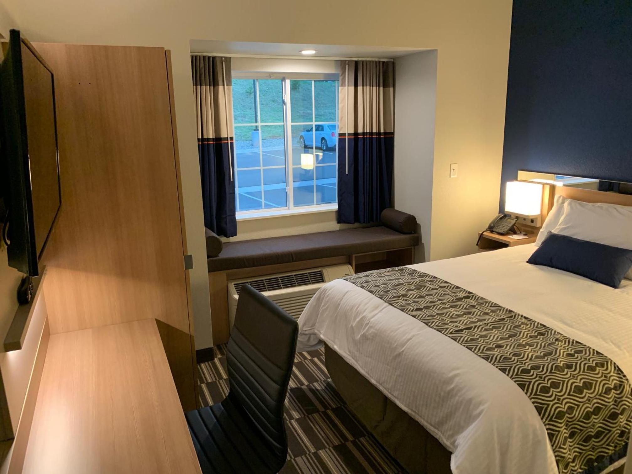 Queen Suite - Mobility Access/Non-Smoking photo 2