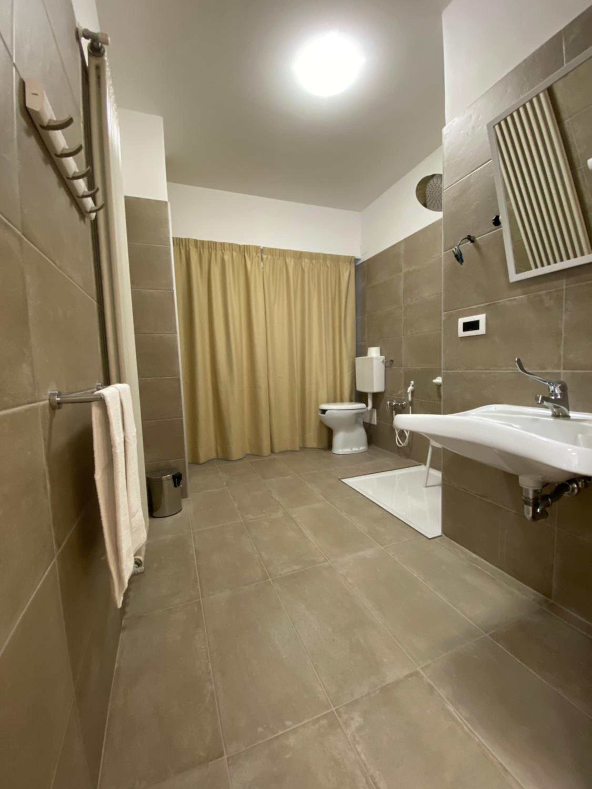Quadruple Room - Disability Access - Photo 11