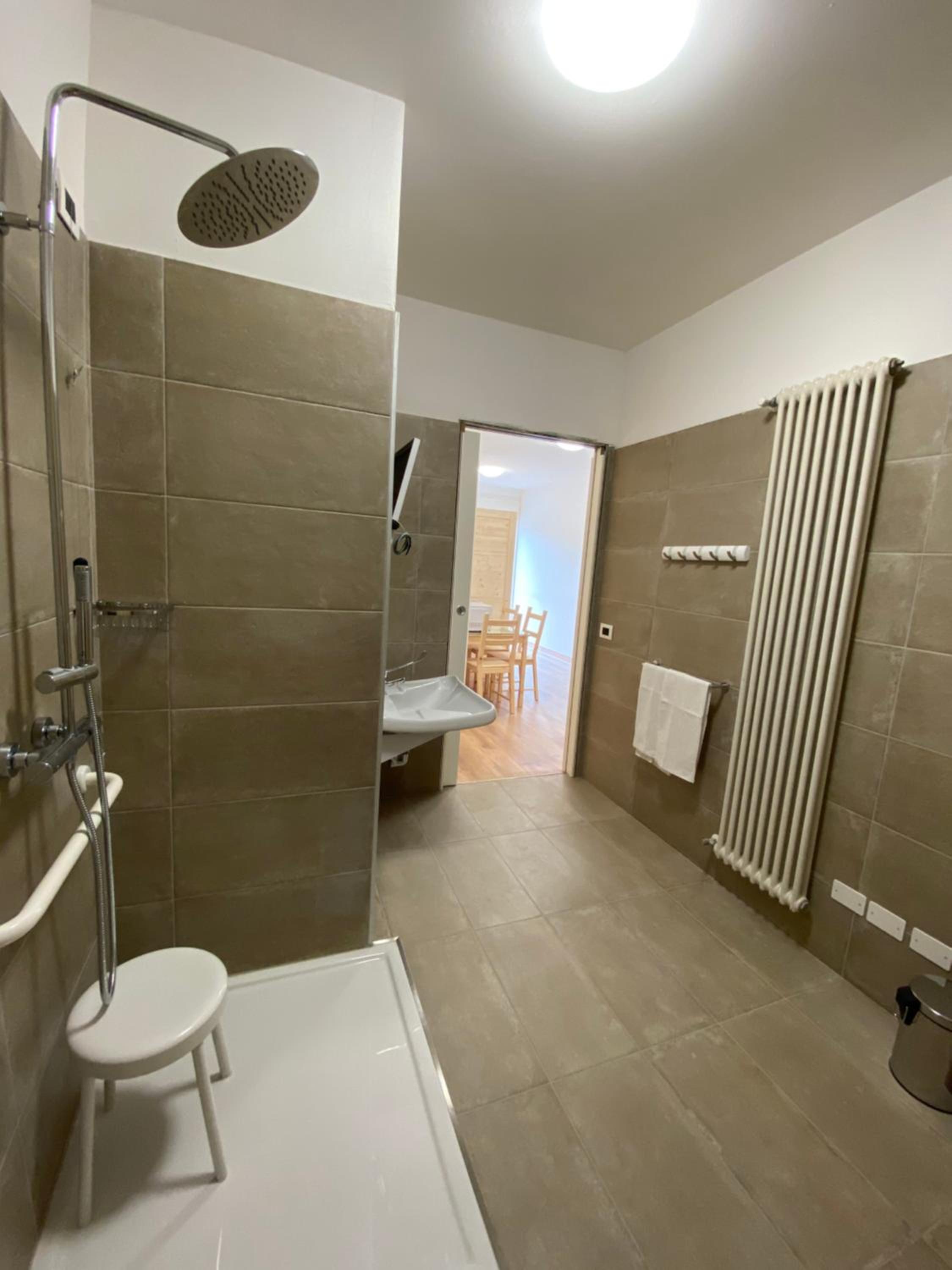 Quadruple Room - Disability Access - Photo 9