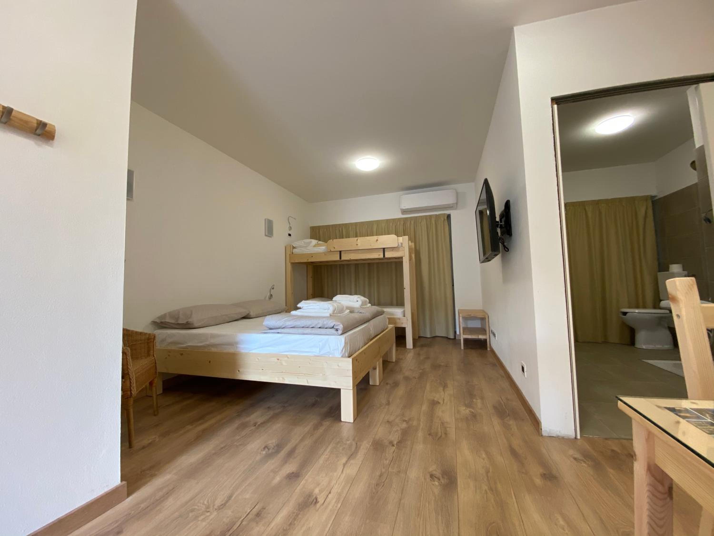 Quadruple Room - Disability Access - Photo 8