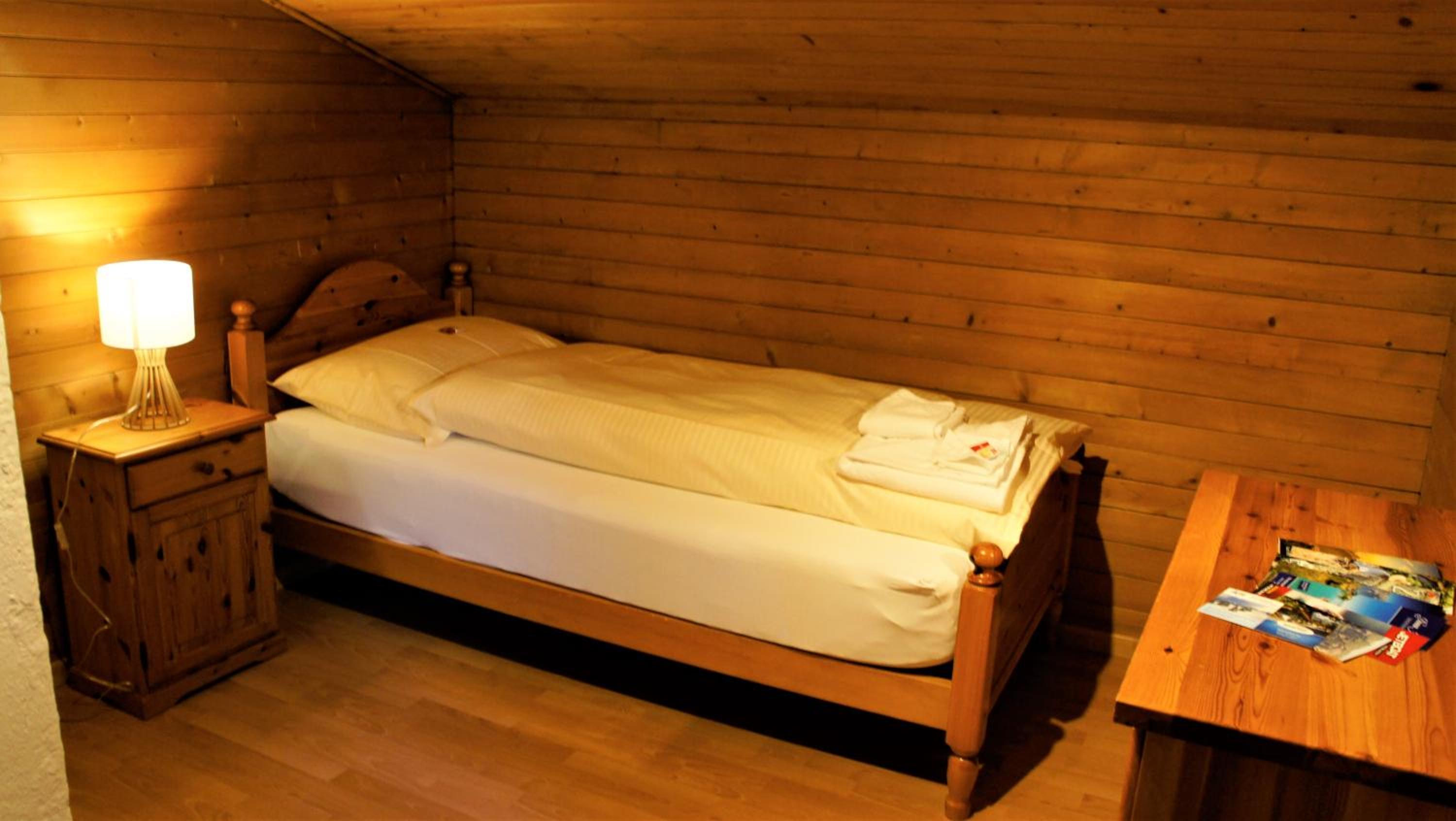 Single Room with Shared Bathroom (Schönegg)