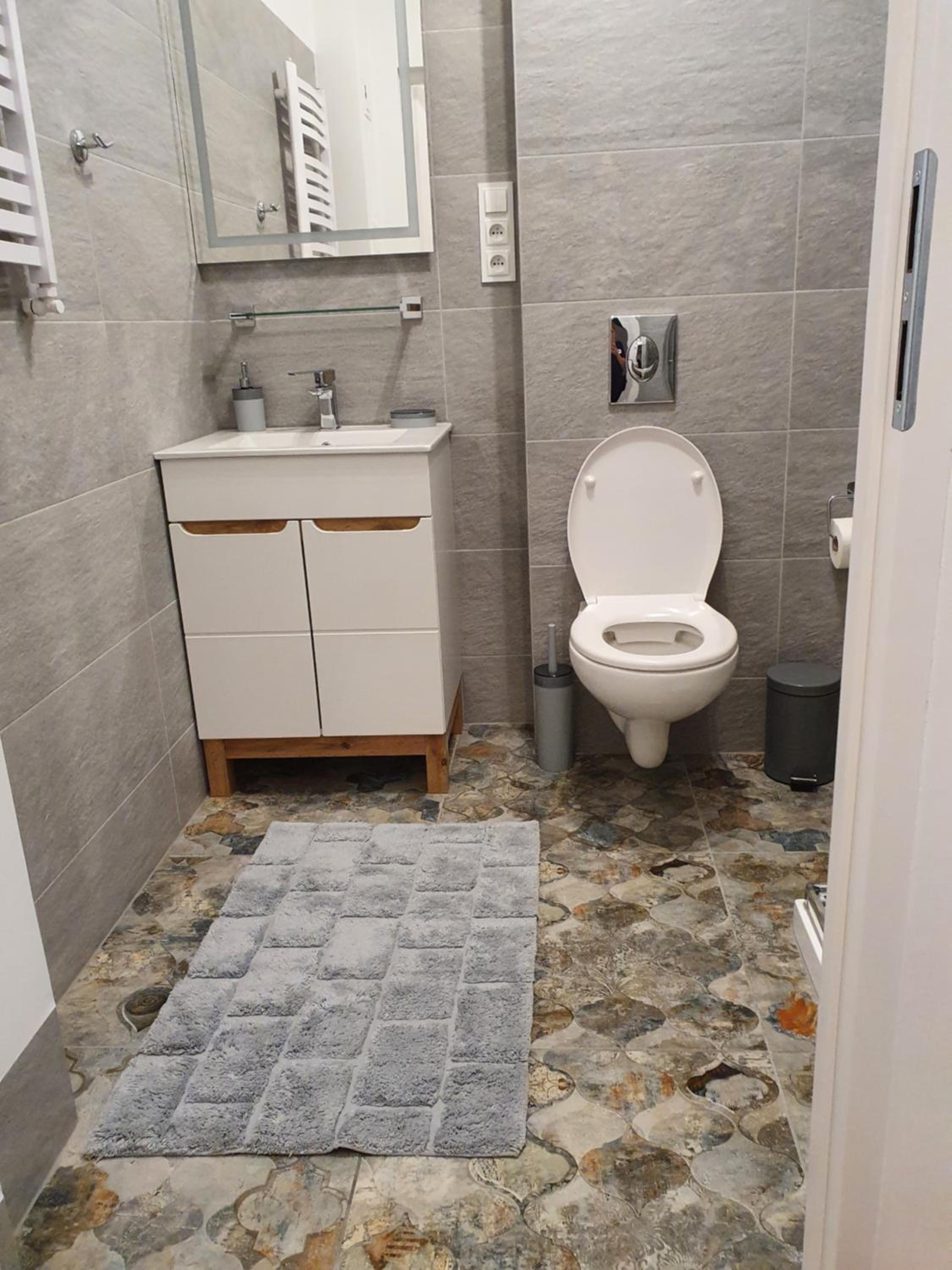 One-Bedroom Apartment - Photo 3
