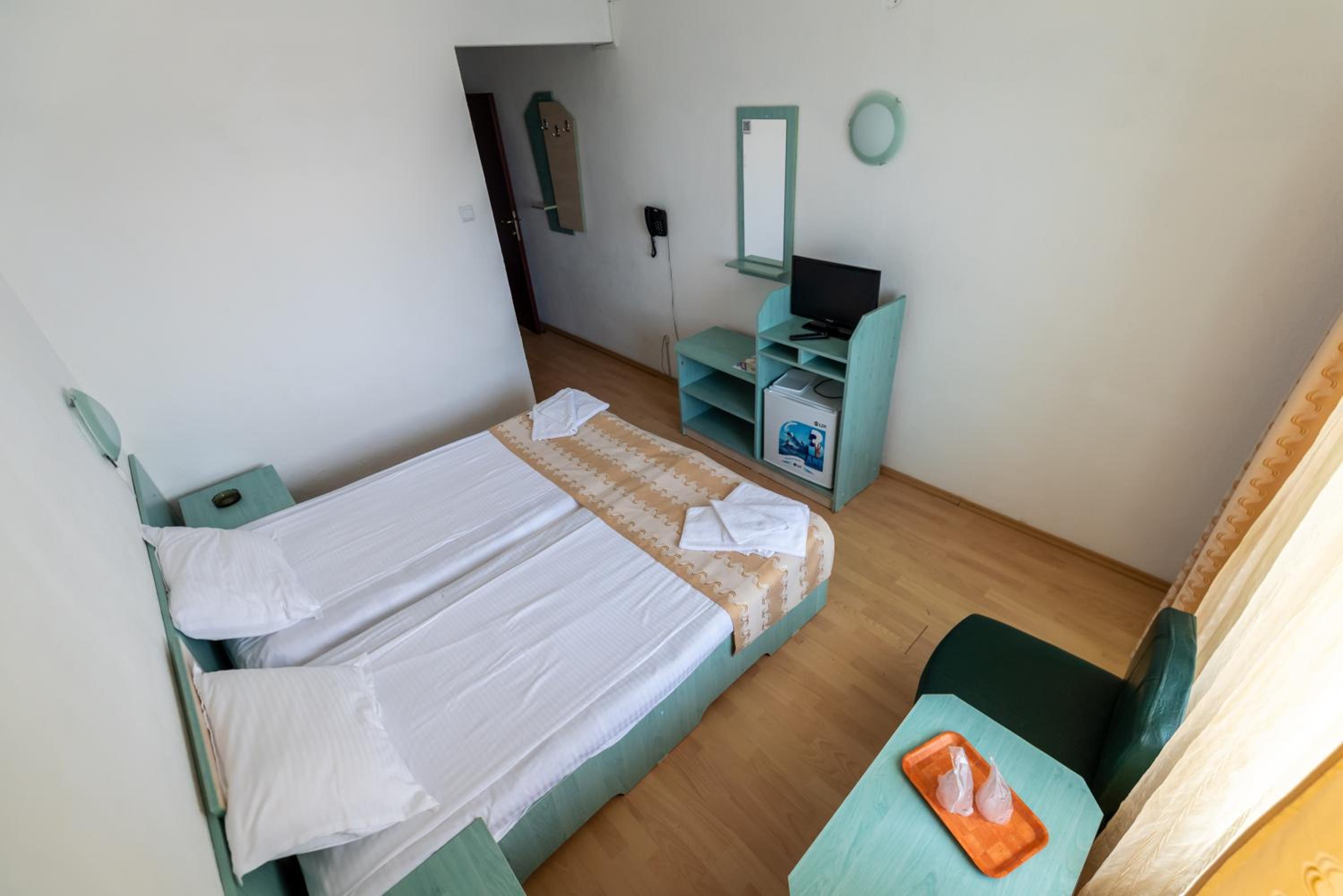 Twin Room with Free Pool Access - Photo 30