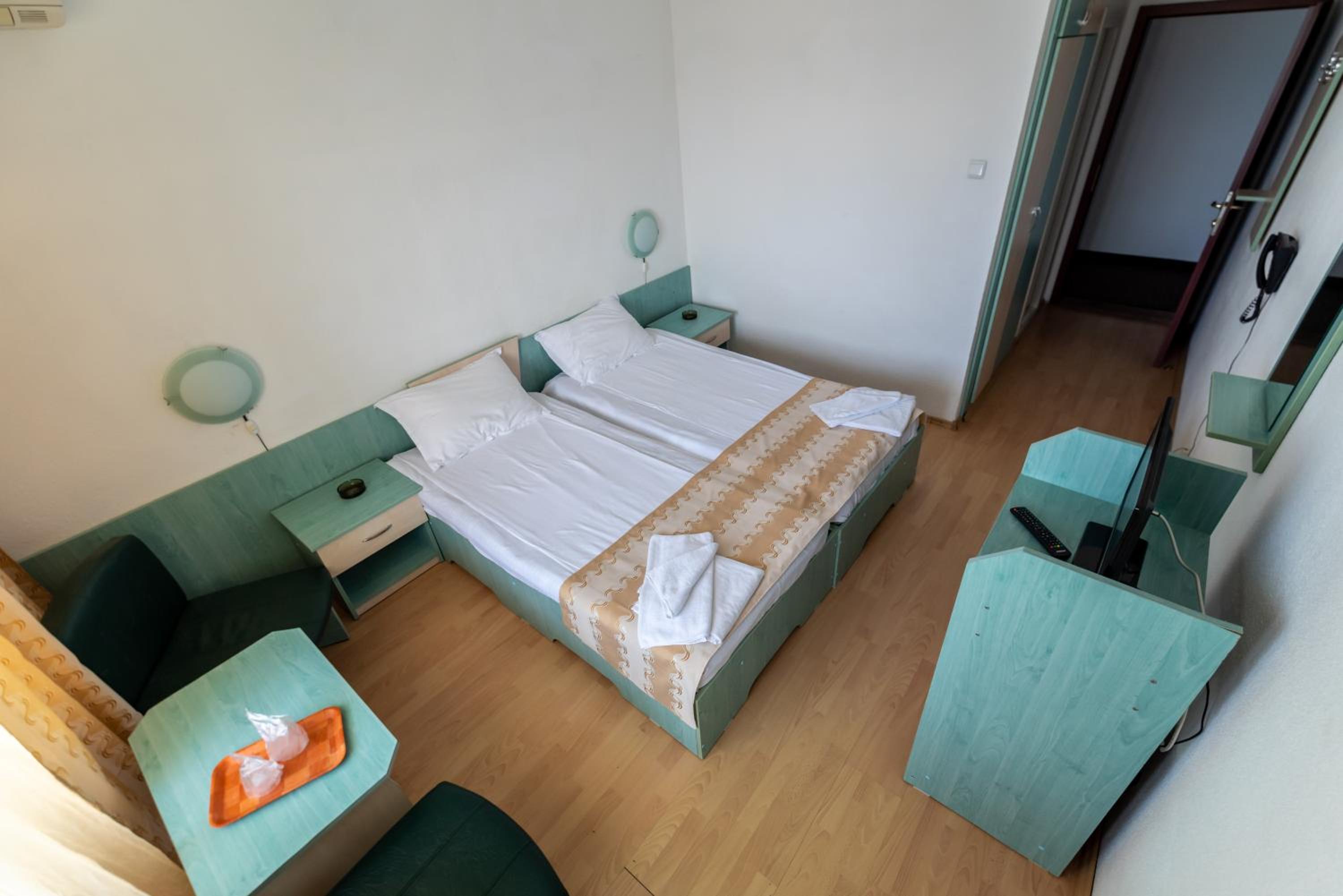 Twin Room with Free Pool Access - Photo 29