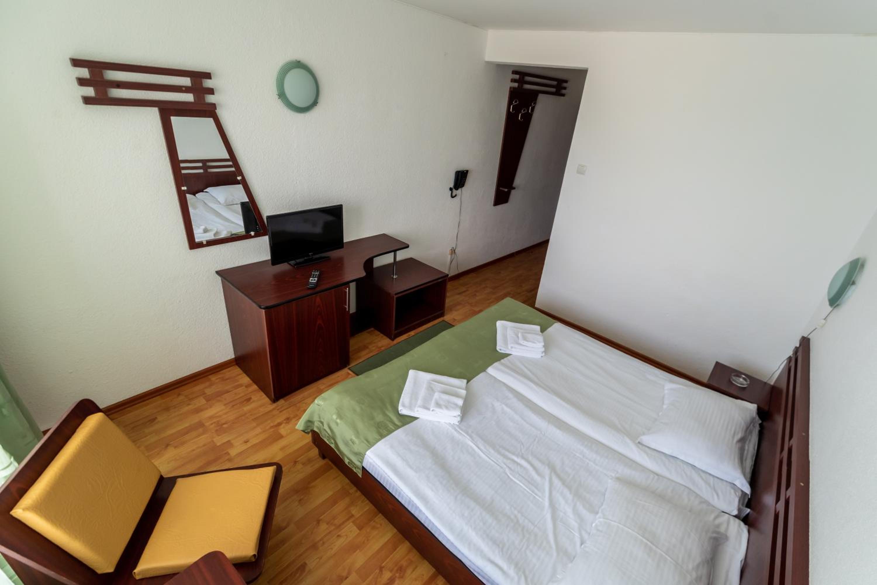 Twin Room with Free Pool Access - Photo 28