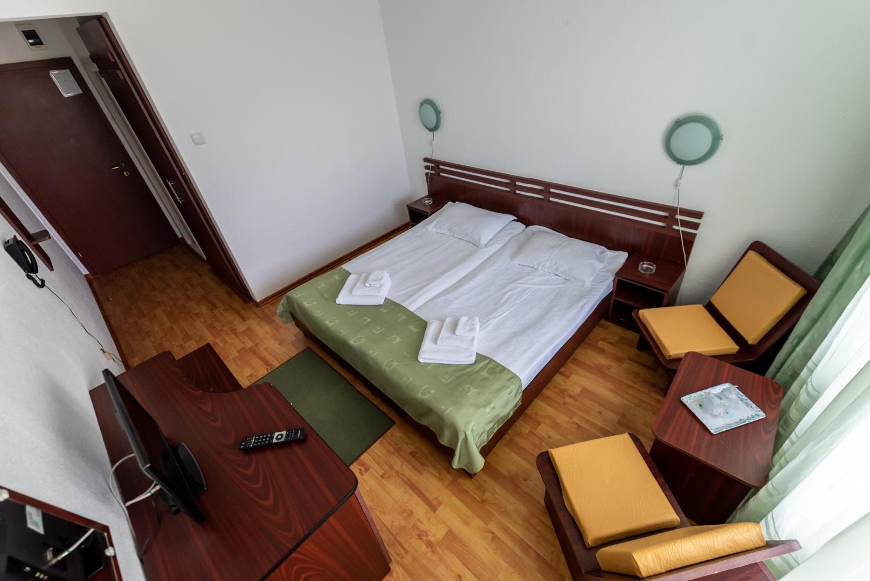 Twin Room with Free Pool Access - Photo 27