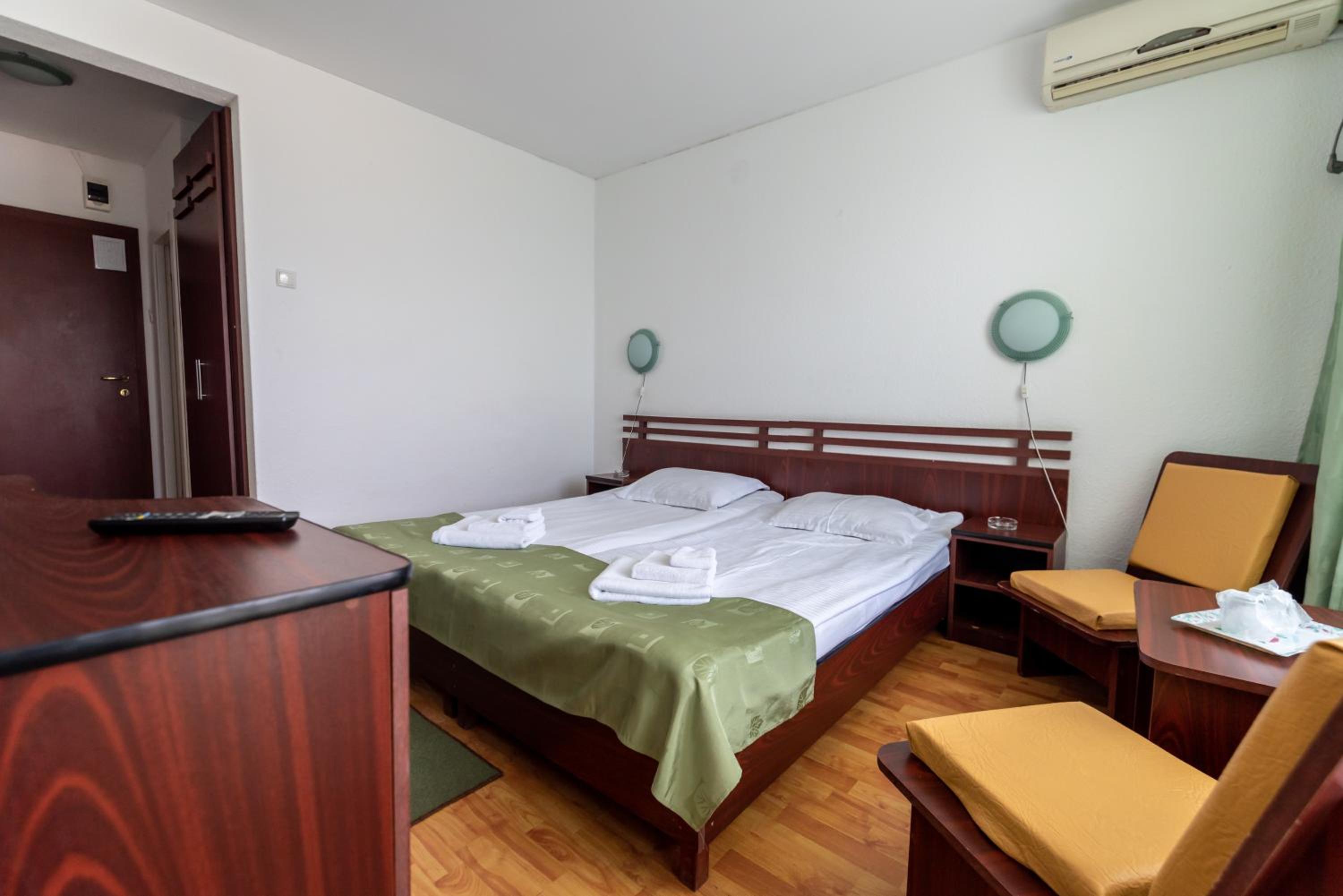 Twin Room with Free Pool Access - Photo 26