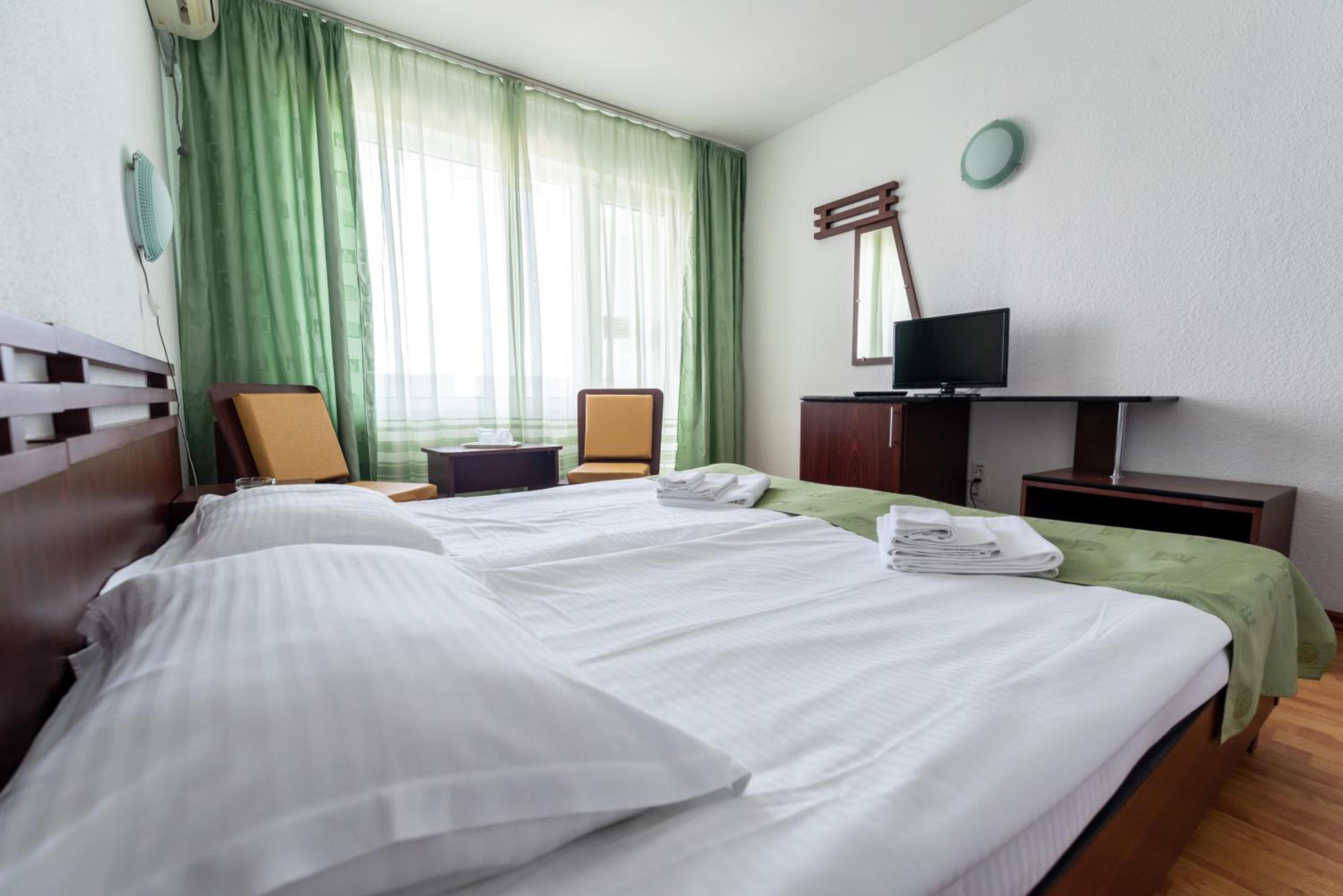Twin Room with Free Pool Access - Photo 25