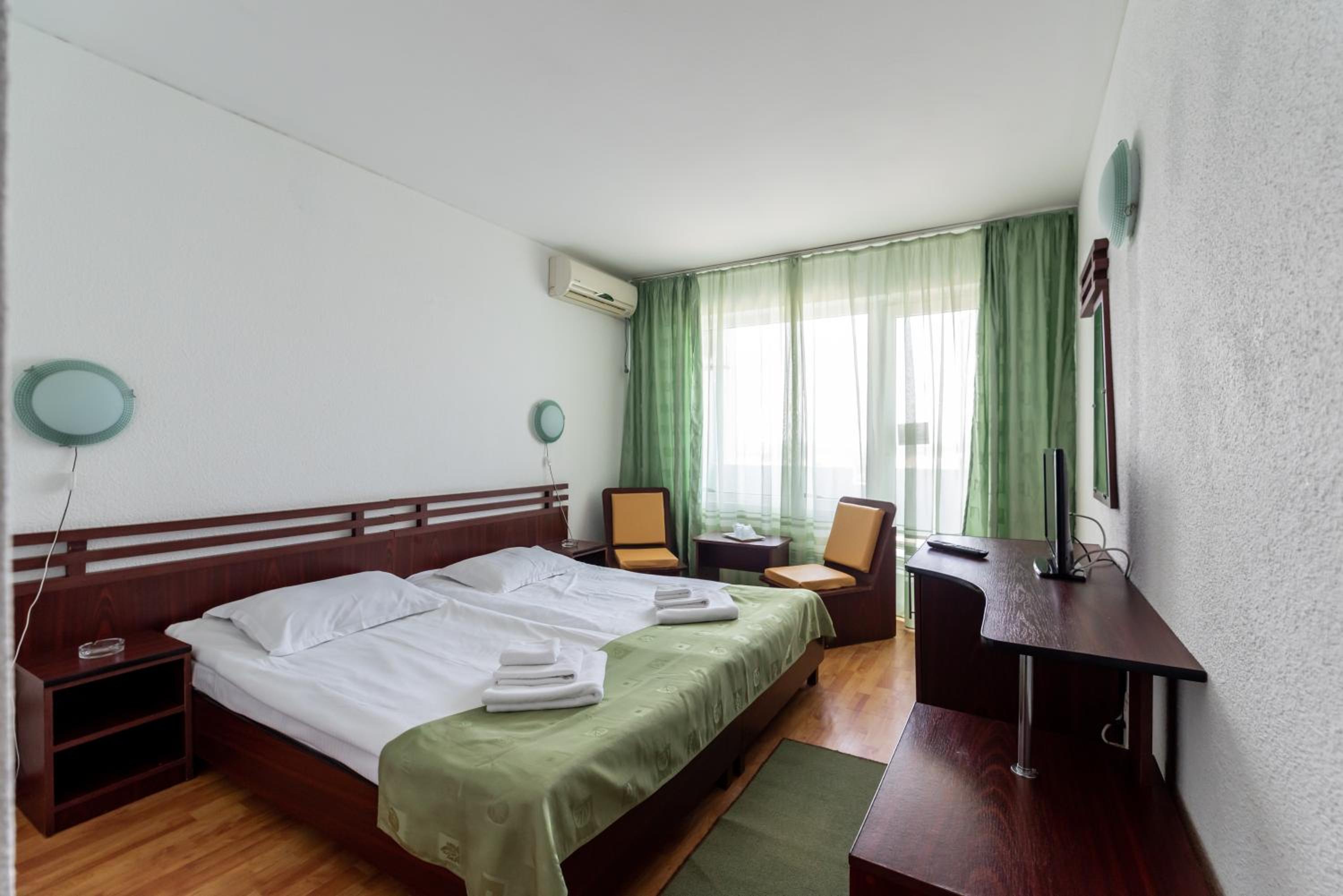Twin Room with Free Pool Access - Photo 2