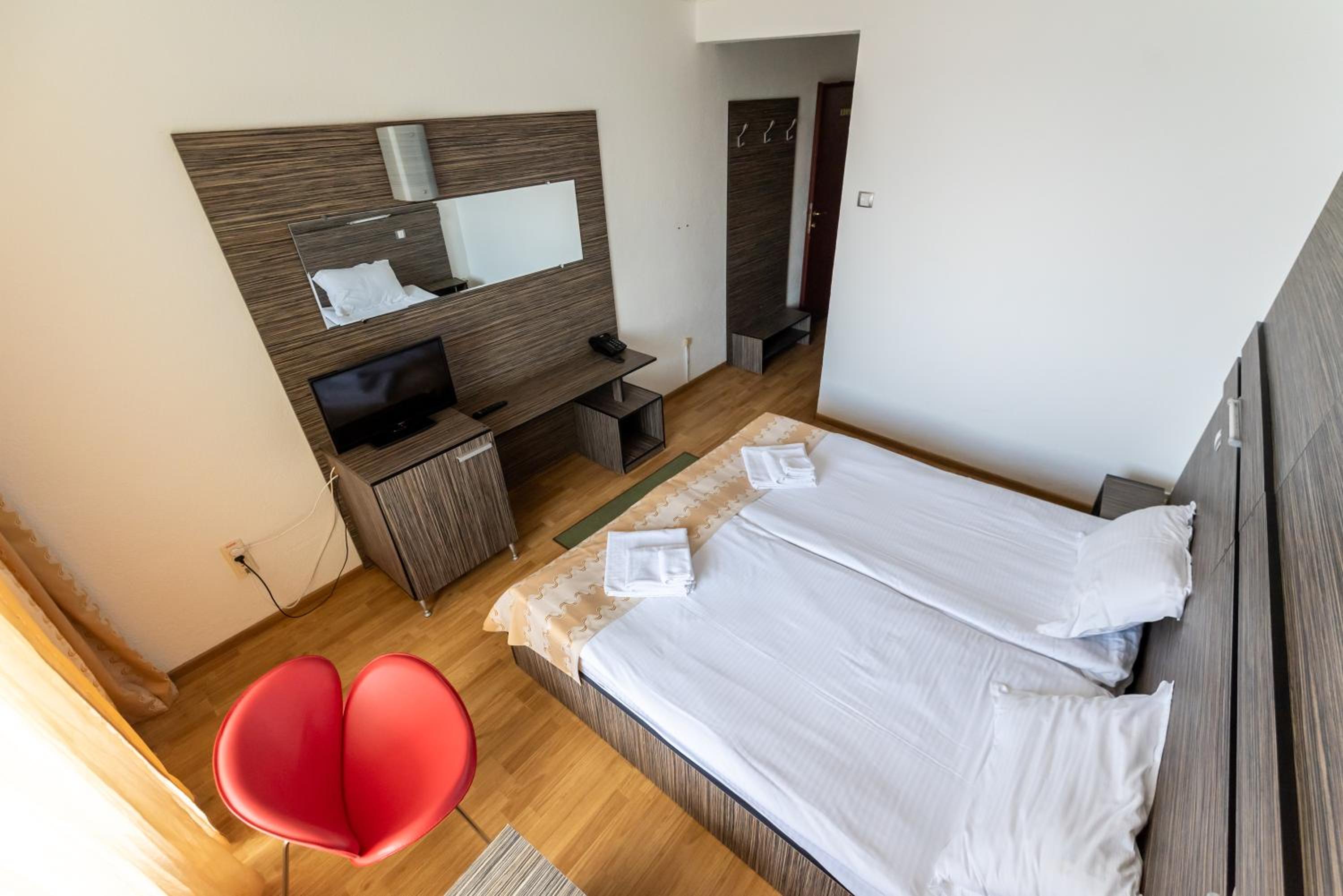 Twin Room with Free Pool Access - Photo 24