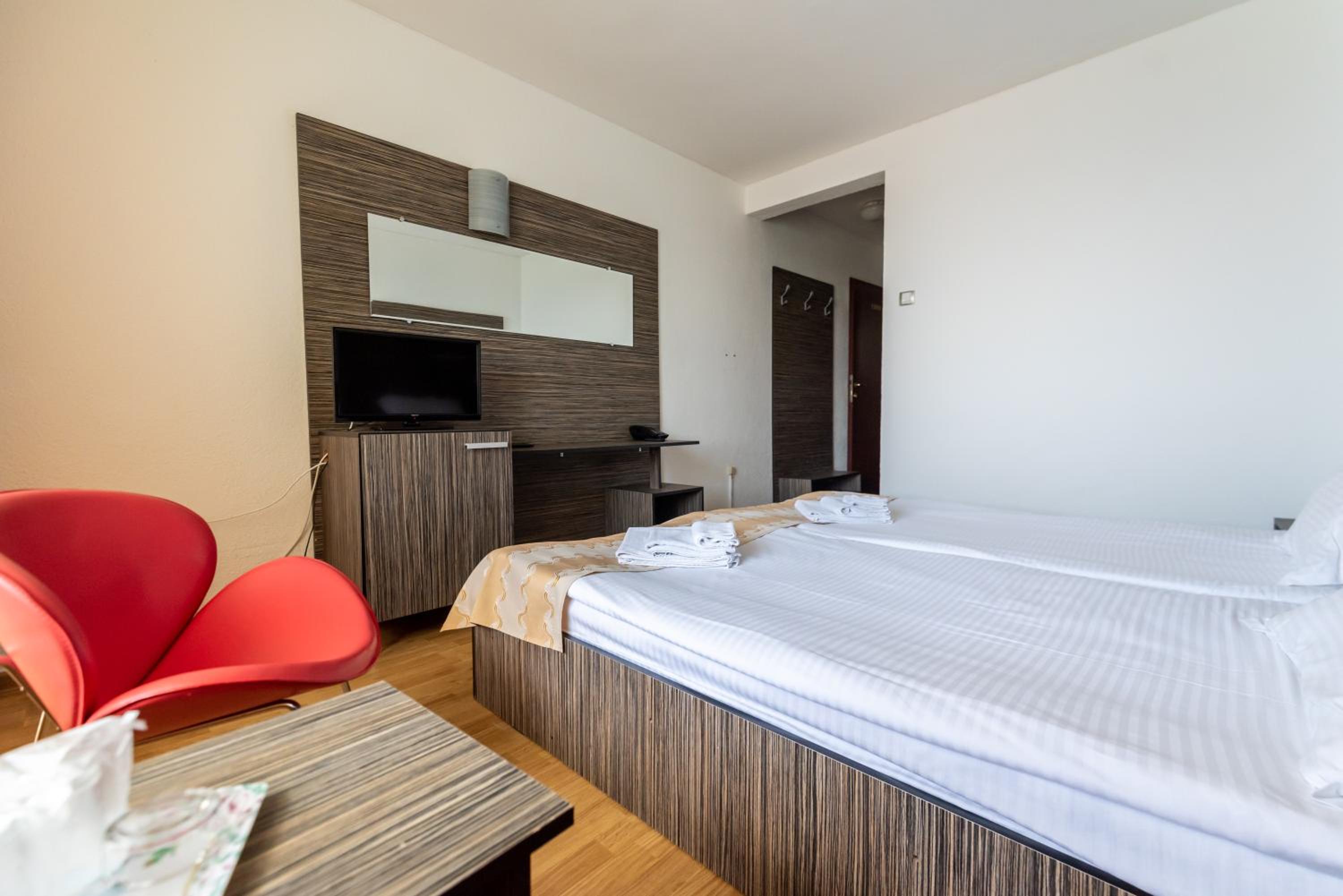 Twin Room with Free Pool Access - Photo 23