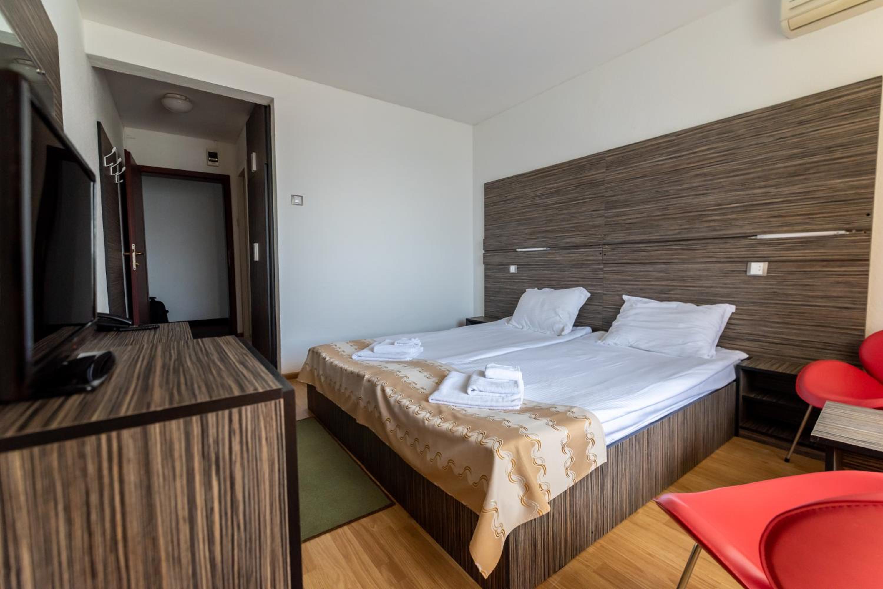Twin Room with Free Pool Access - Photo 22