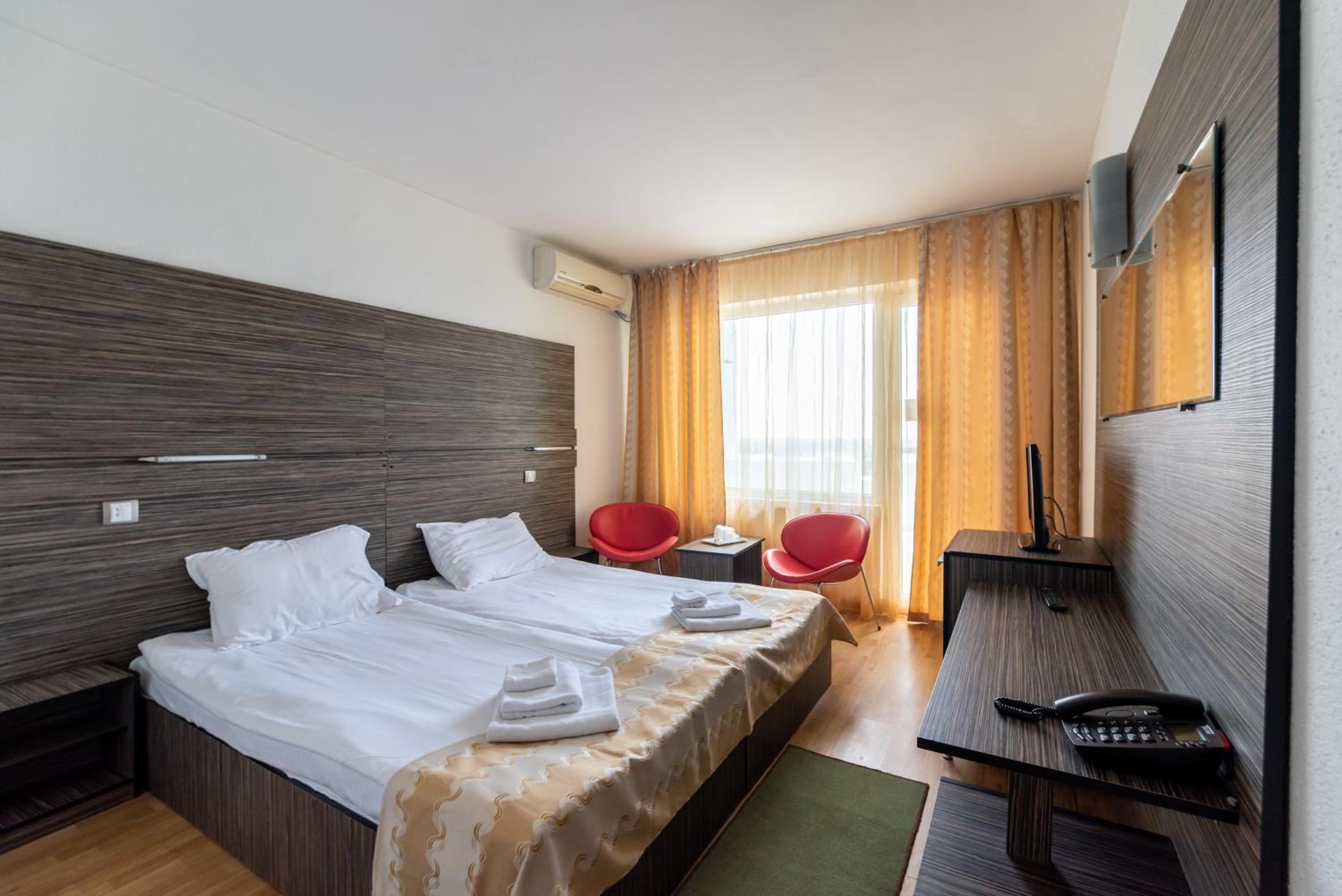Twin Room with Free Pool Access - Photo 1