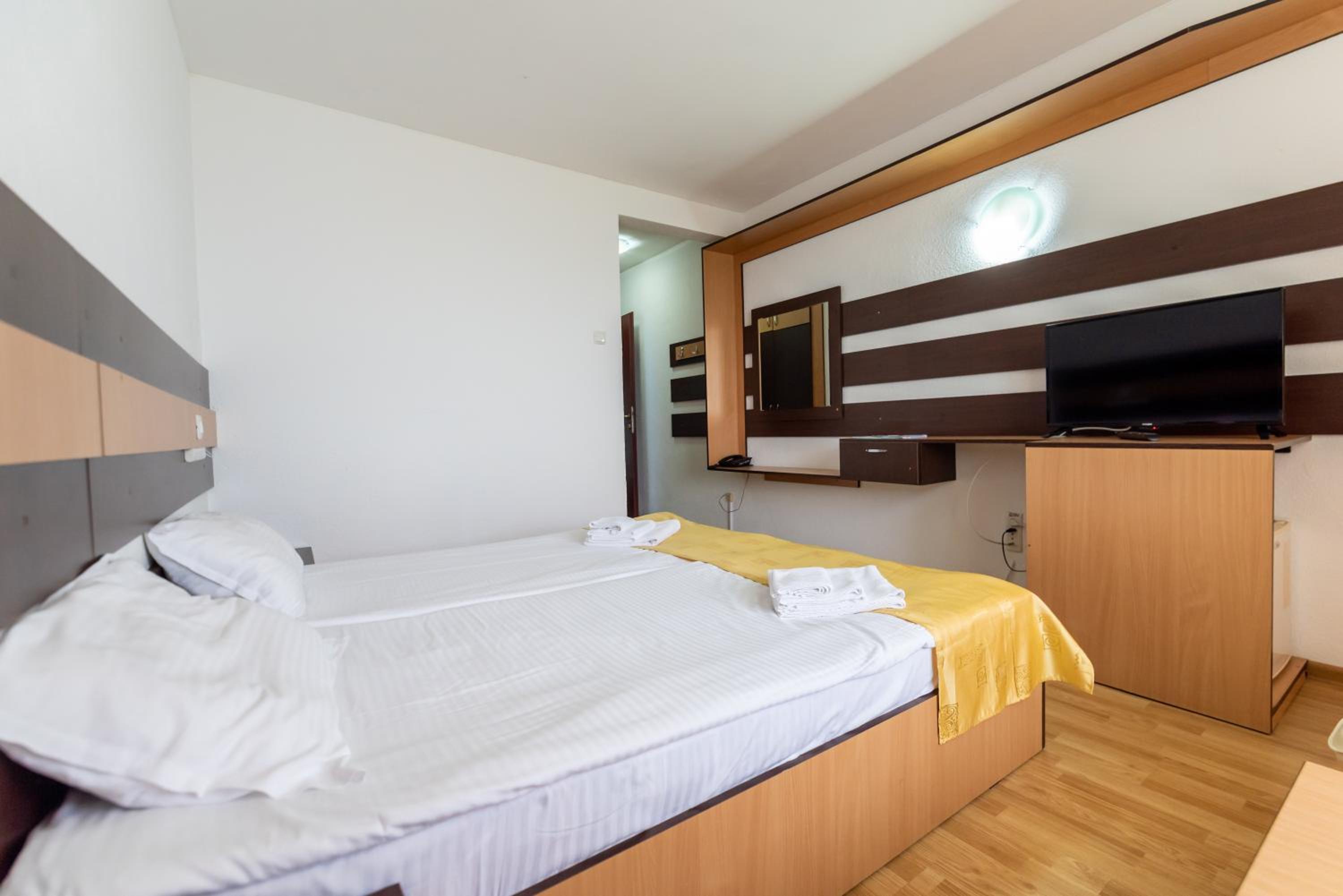 Twin Room with Free Pool Access - Photo 21