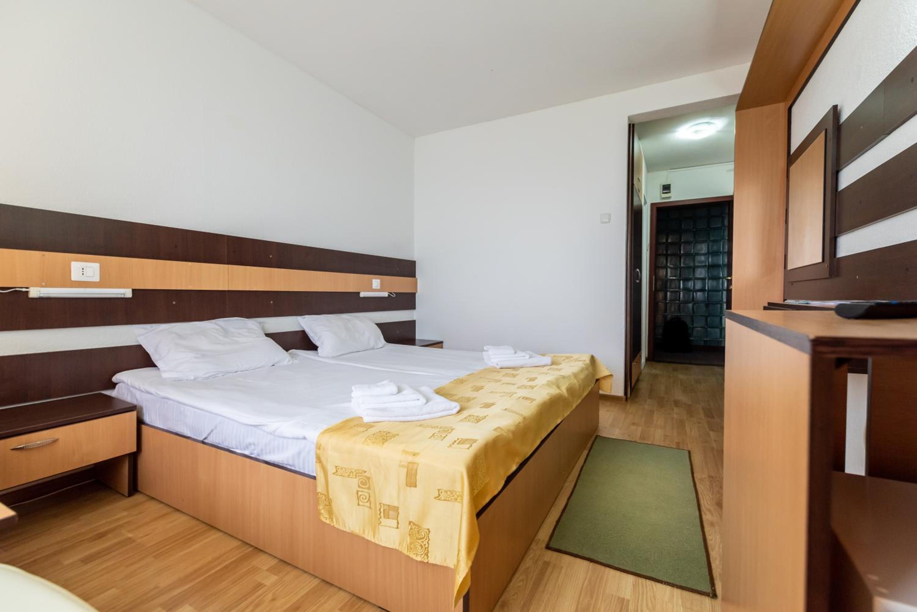 Twin Room with Free Pool Access - Photo 20