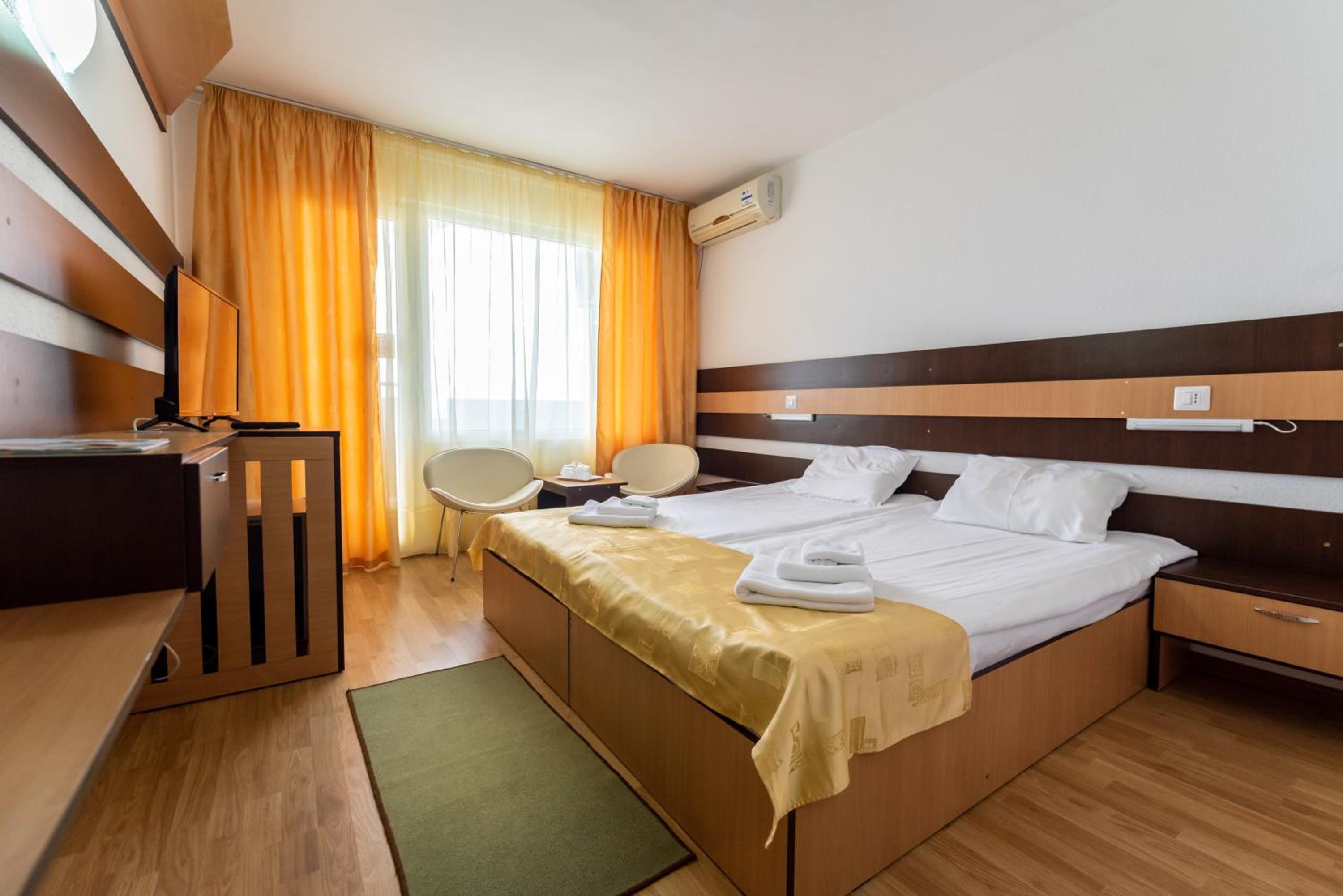 Twin Room with Free Pool Access - Photo 19