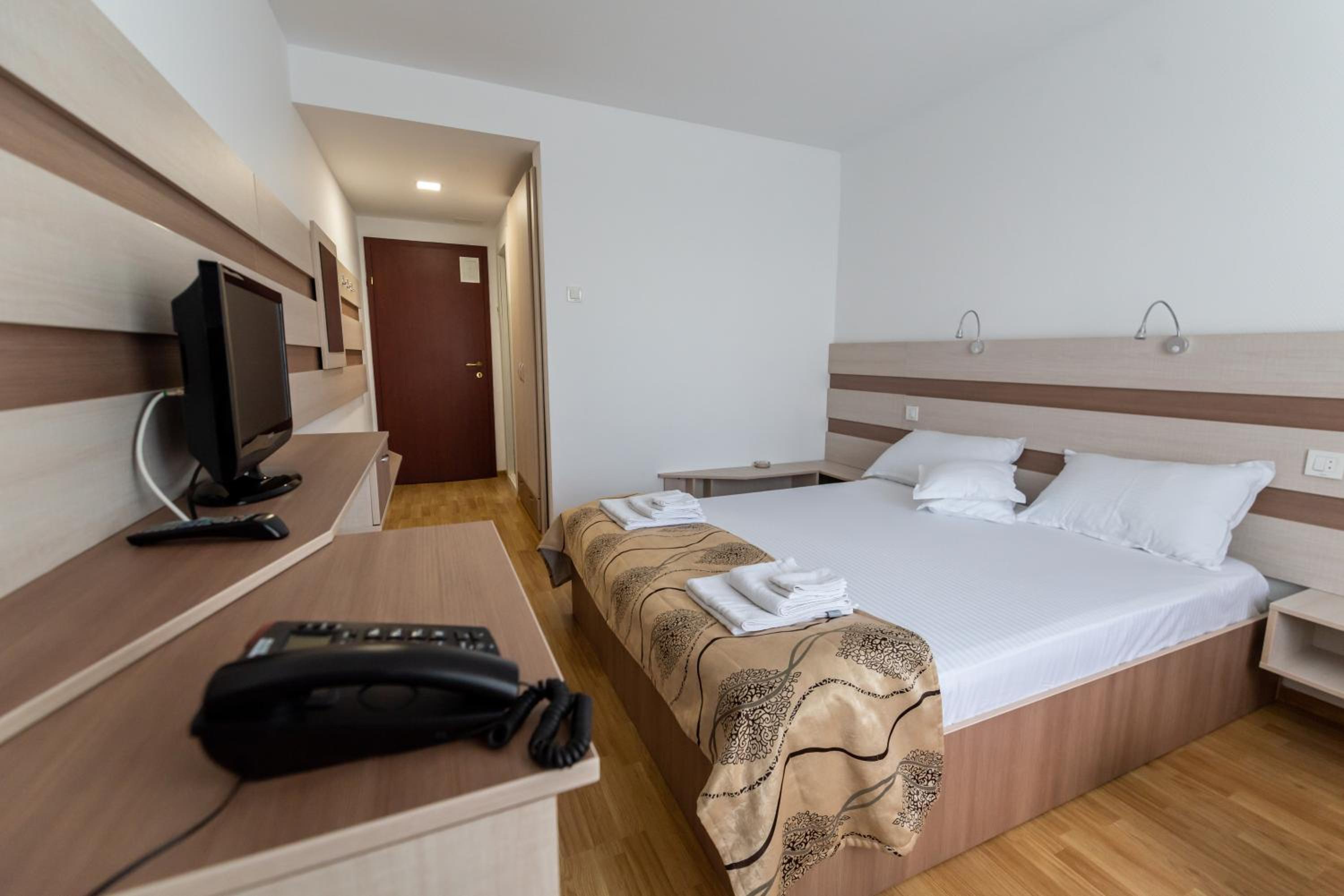 Twin Room with Free Pool Access - Photo 18