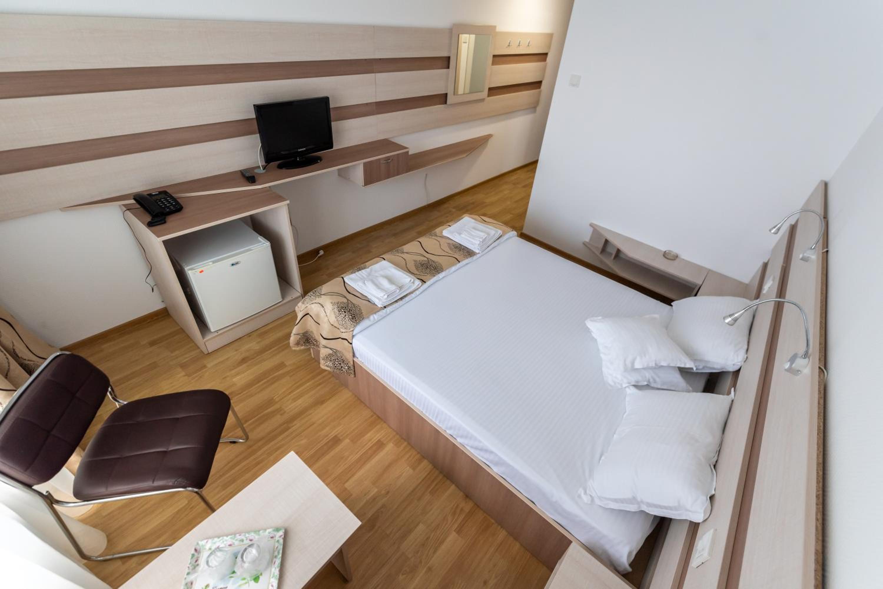 Twin Room with Free Pool Access - Photo 17