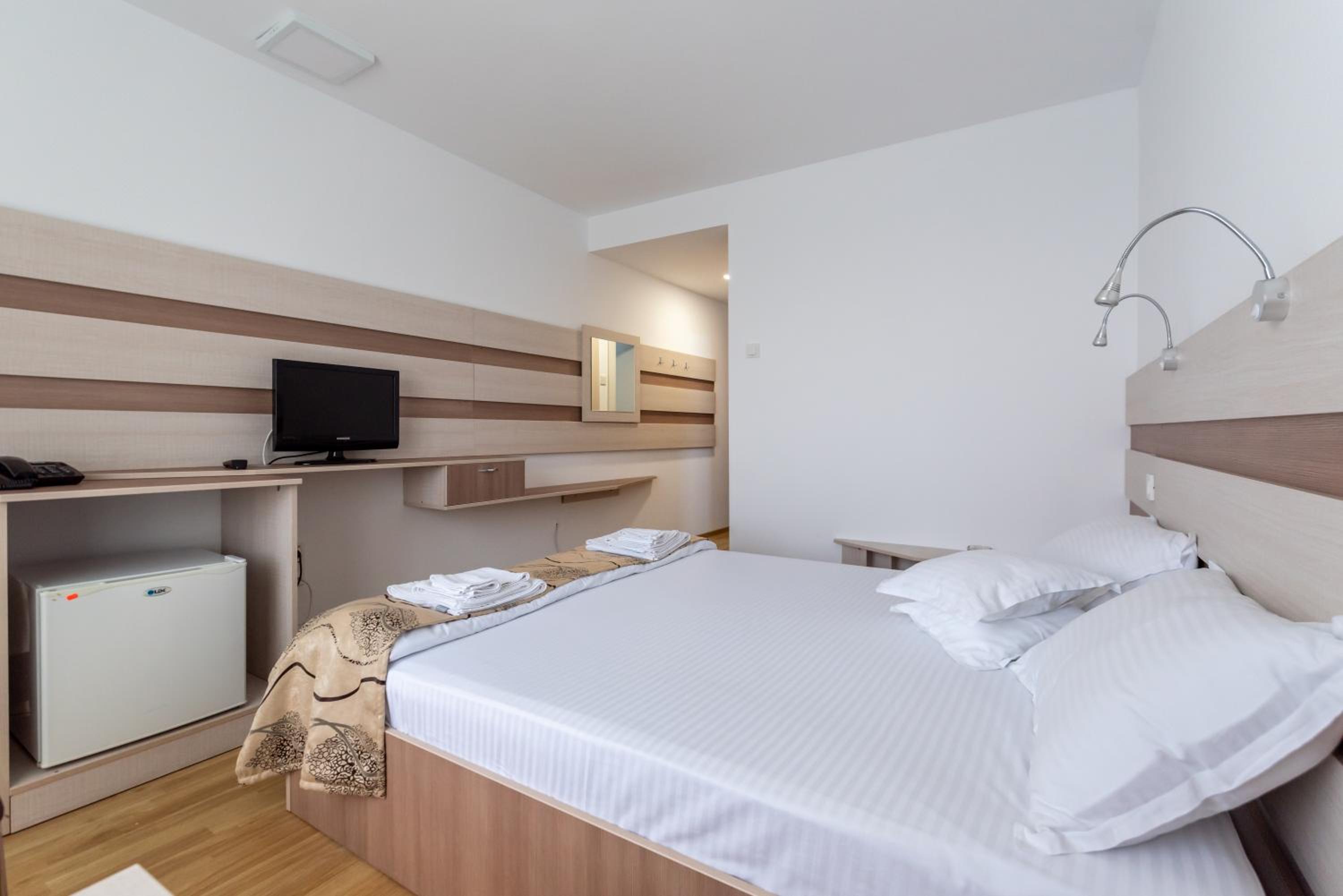 Twin Room with Free Pool Access - Photo 16