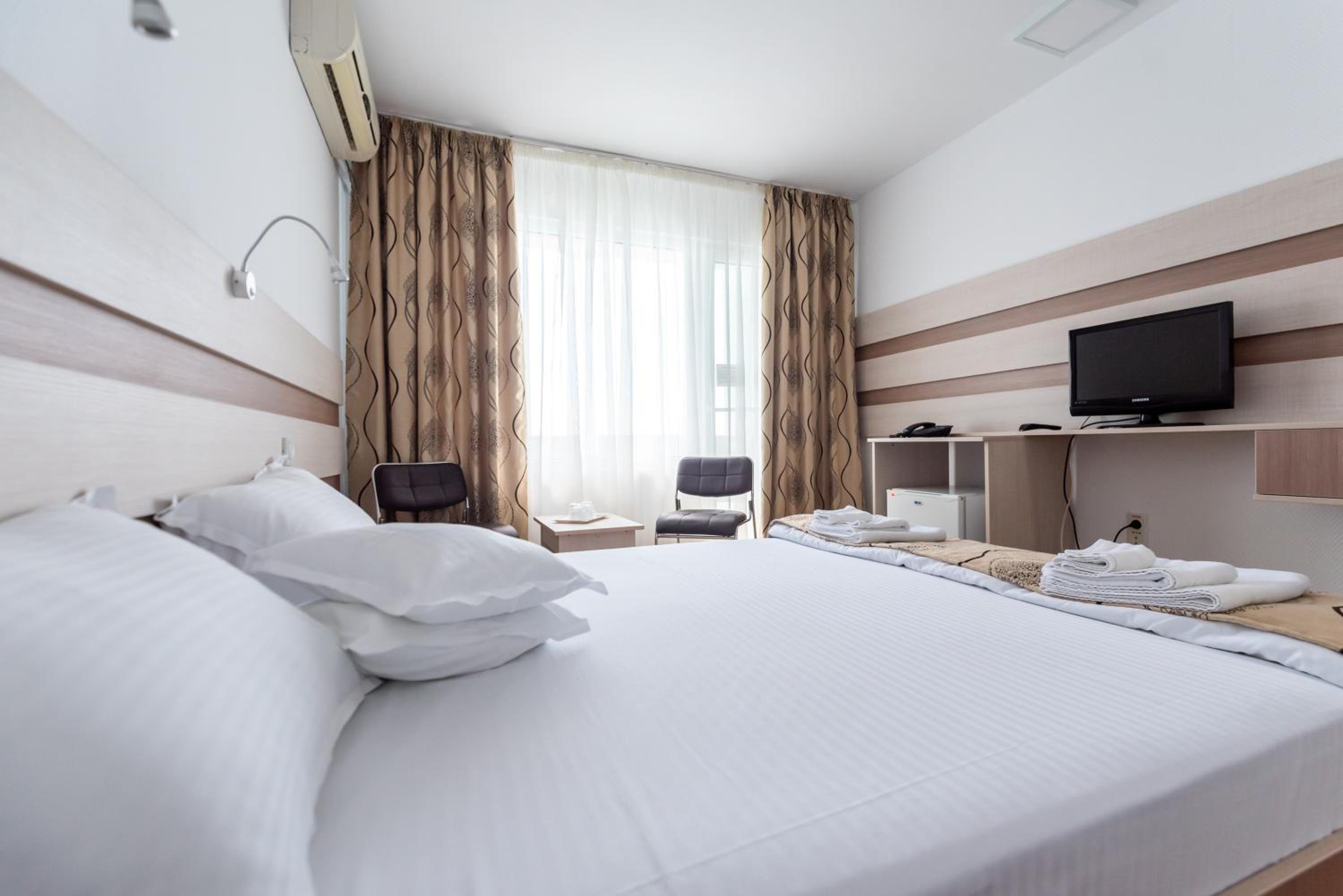 Twin Room with Free Pool Access - Photo 15