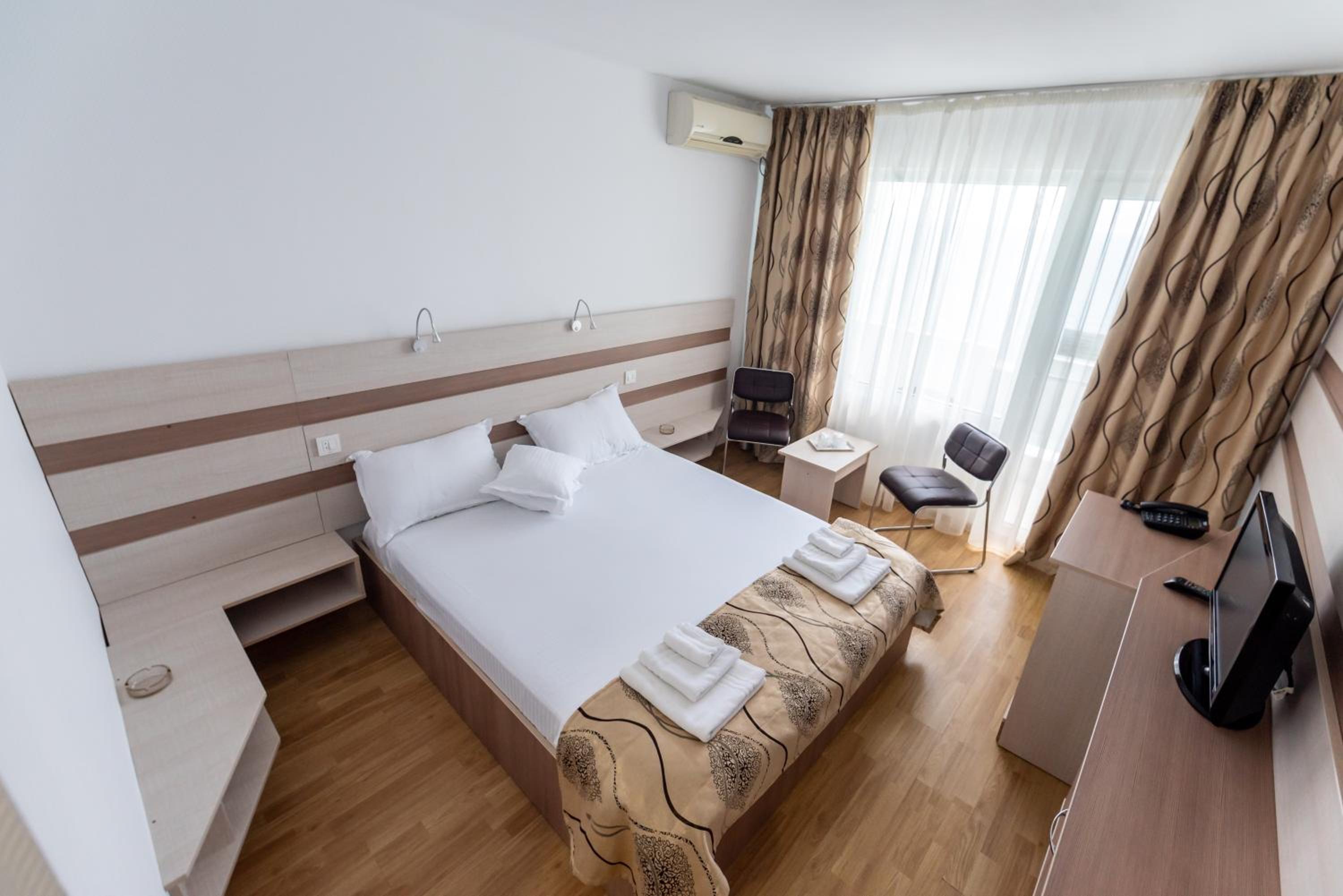 Twin Room with Free Pool Access - Photo 36