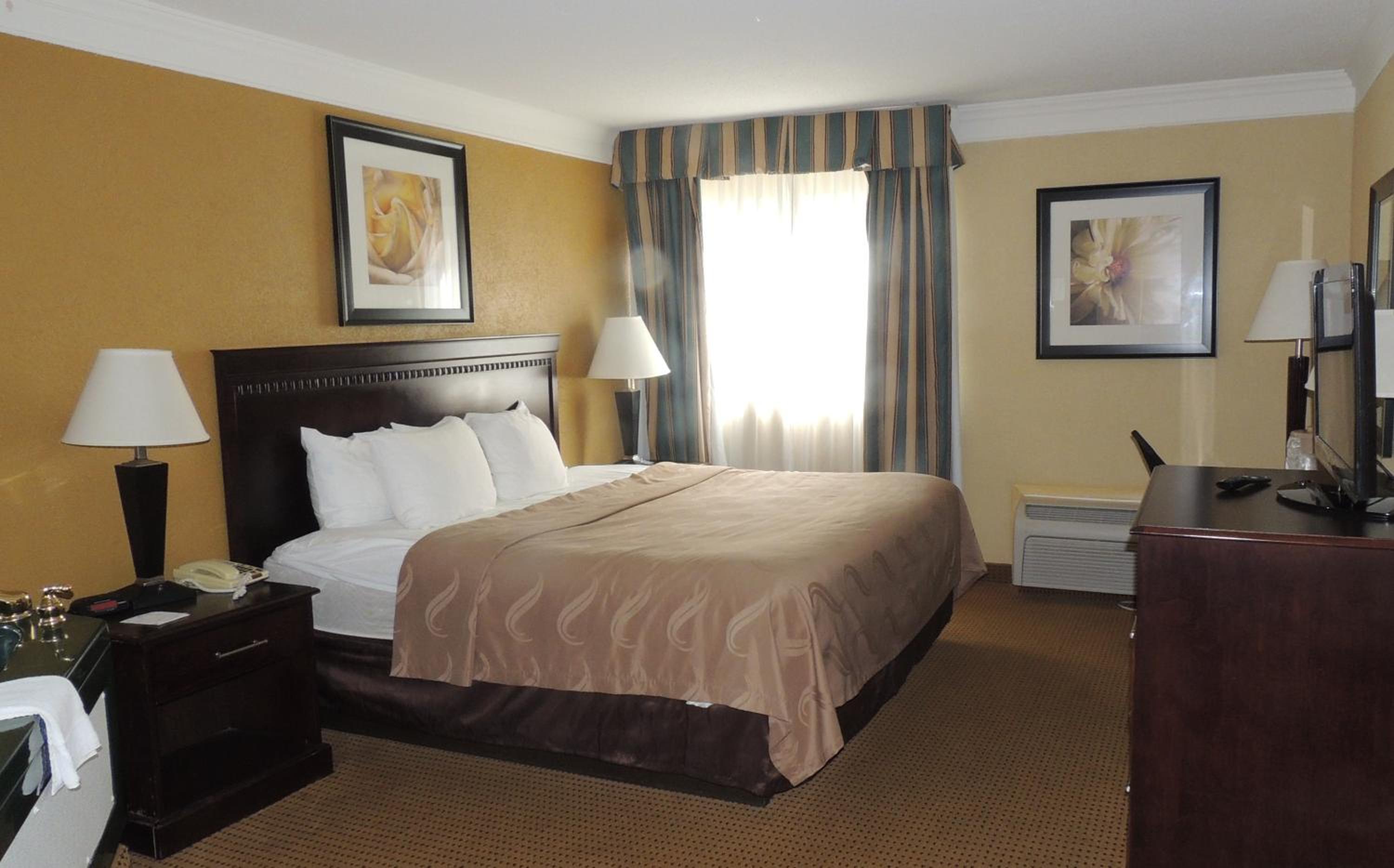 King Room - Non-Smoking - Photo 3