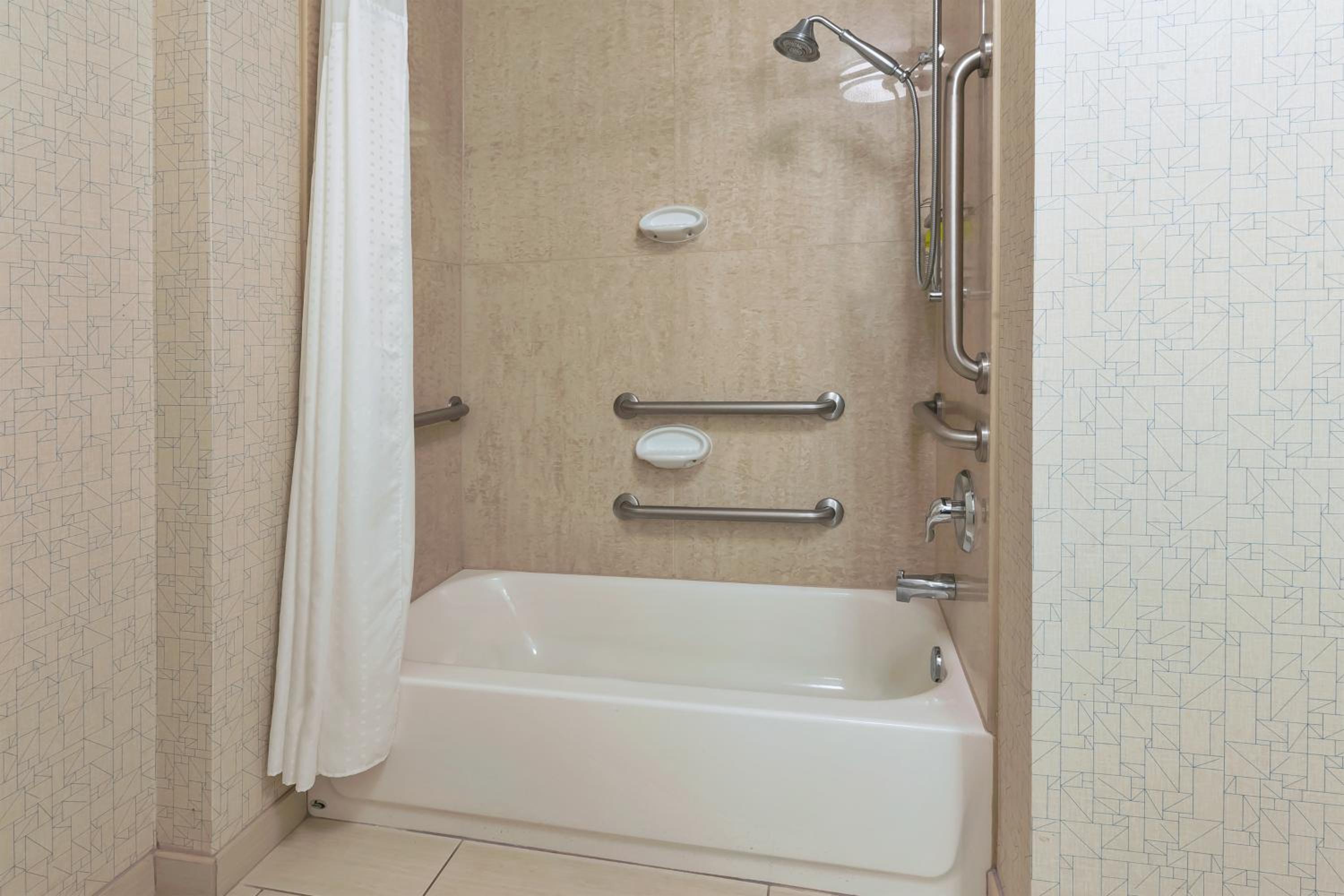 One-Bedroom Suite with King Bed Mobility Access Tub - Non-Smoking - Photo 2
