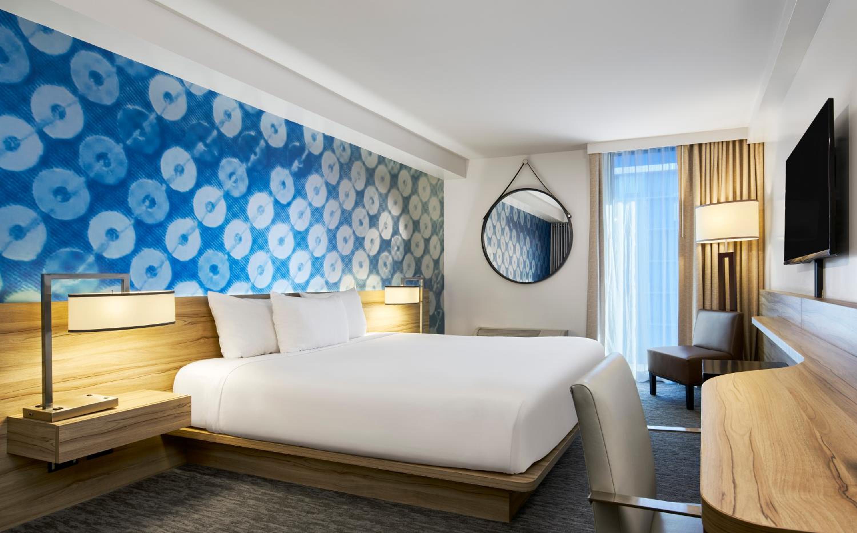Deluxe Room, 1 King, Strip View, Non-Smoking - Photo 2