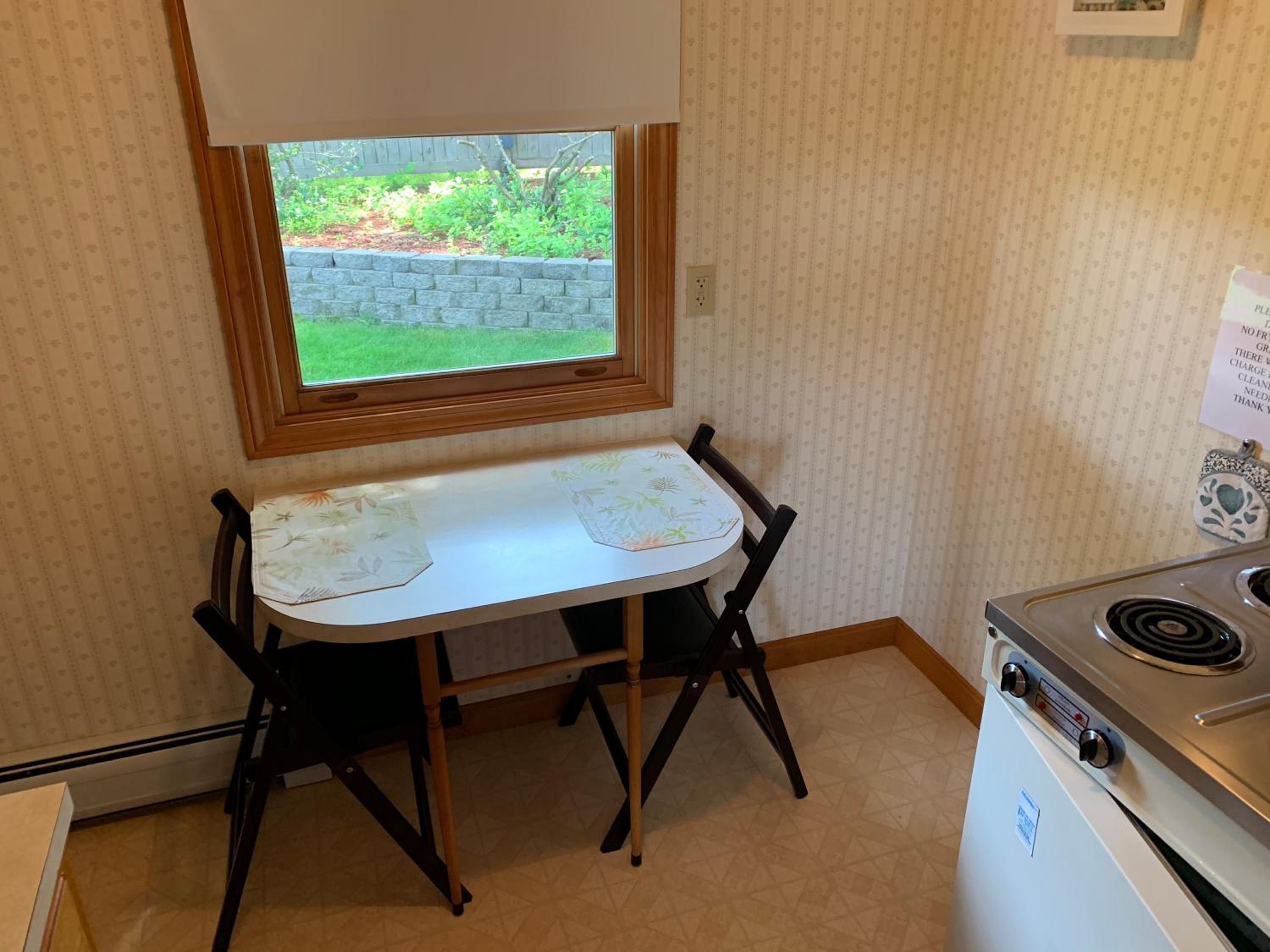 Deluxe Queen Room - Photo 10