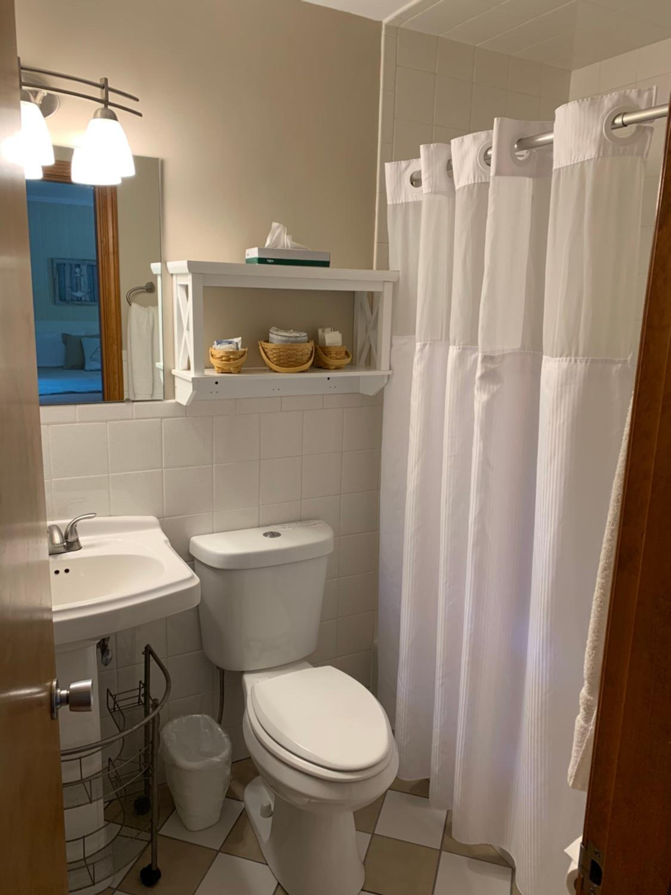Deluxe Queen Room - Photo 12