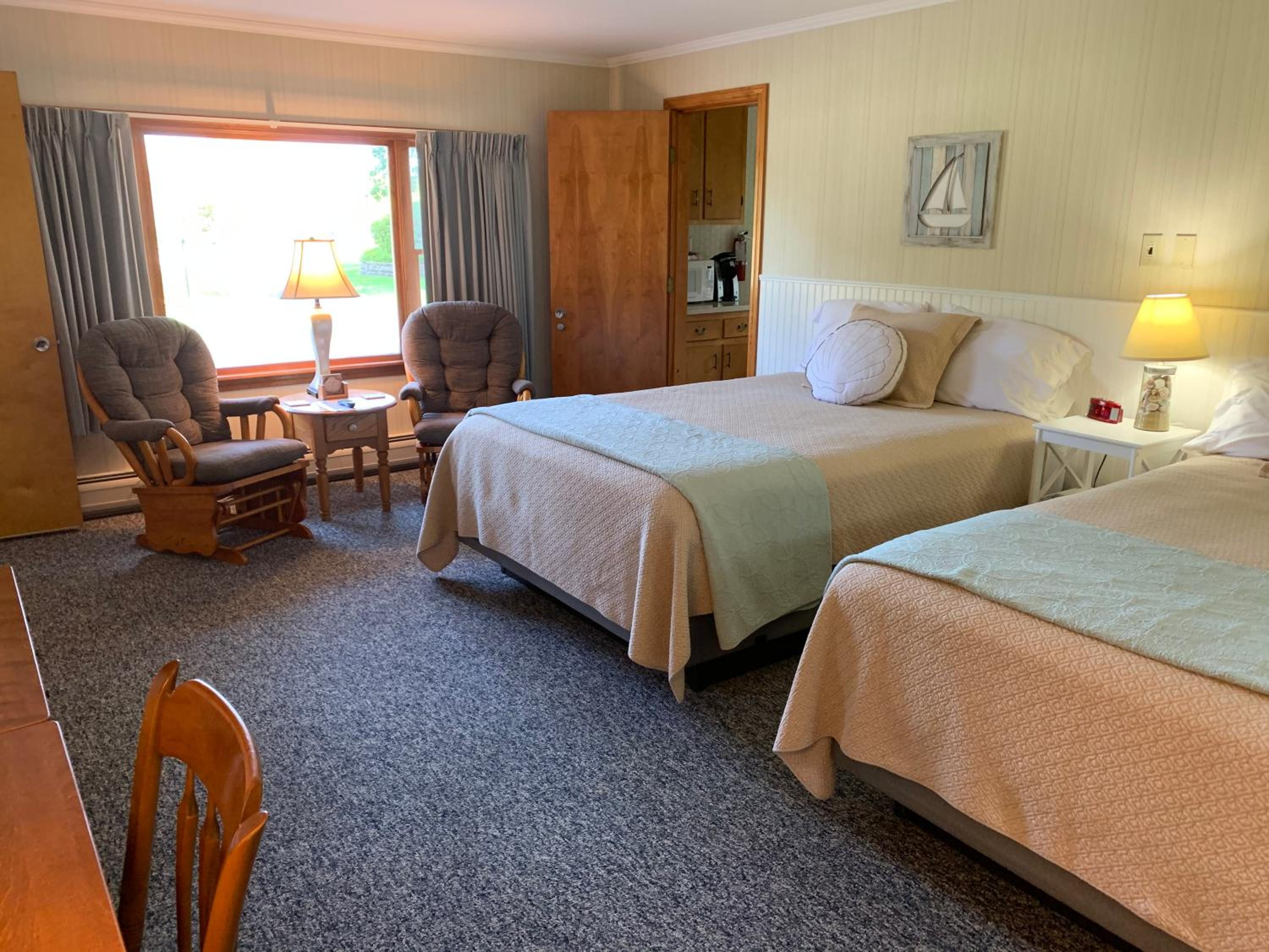Deluxe Queen Room - Photo 13