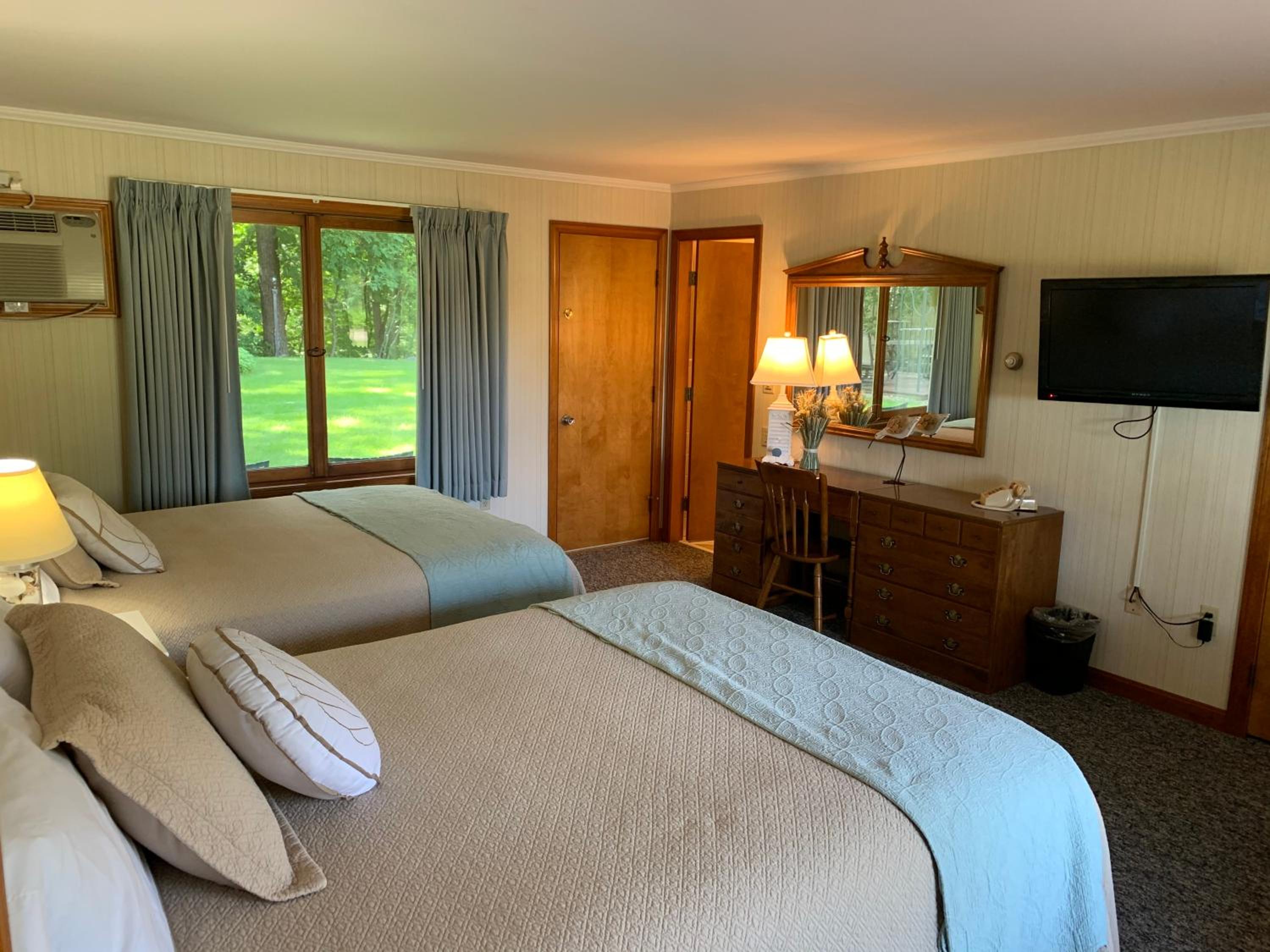 Deluxe Queen Room - Photo 14