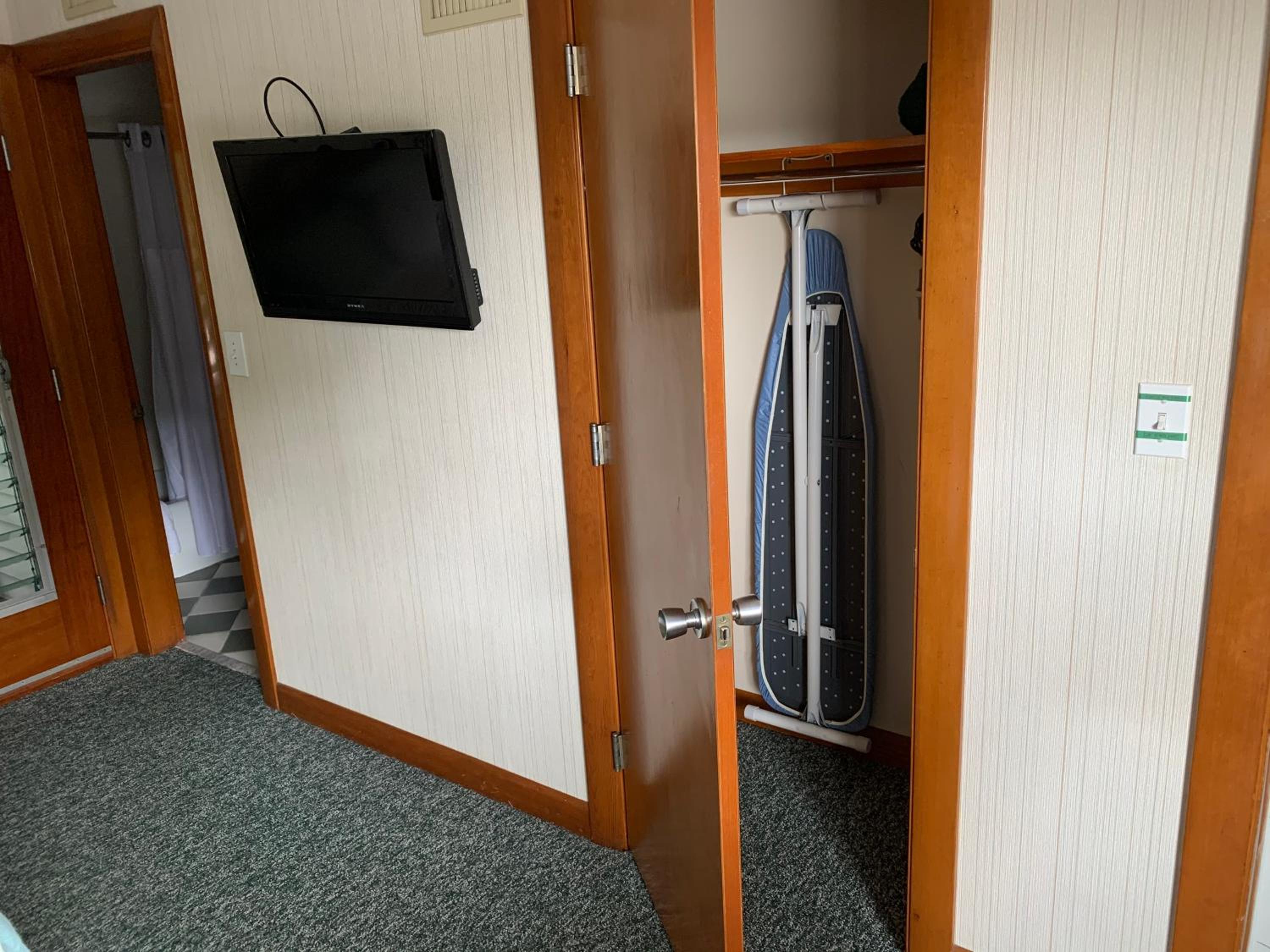 Deluxe King Room - Photo 7