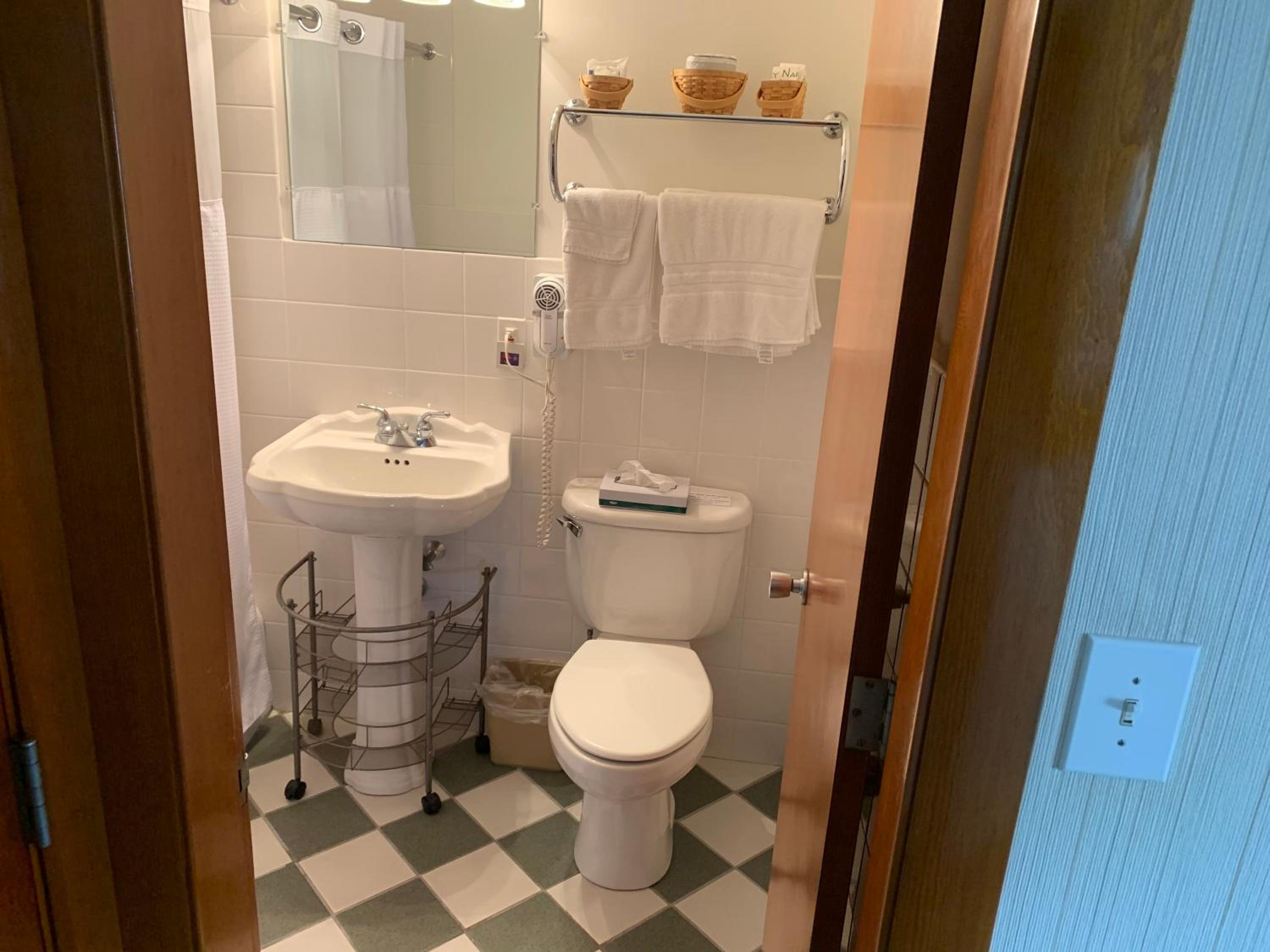 Deluxe King Room - Photo 9