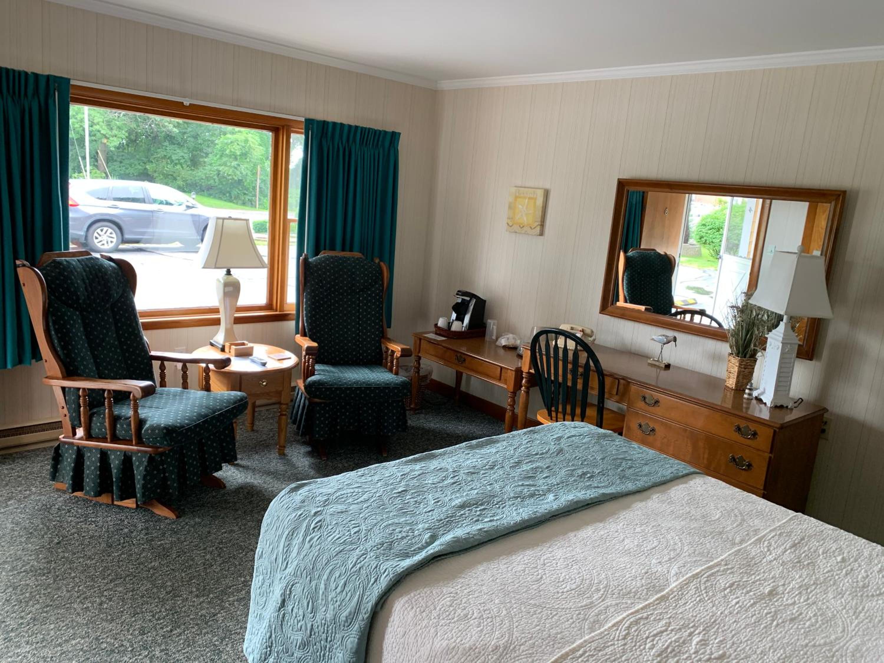 Deluxe King Room - Photo 10