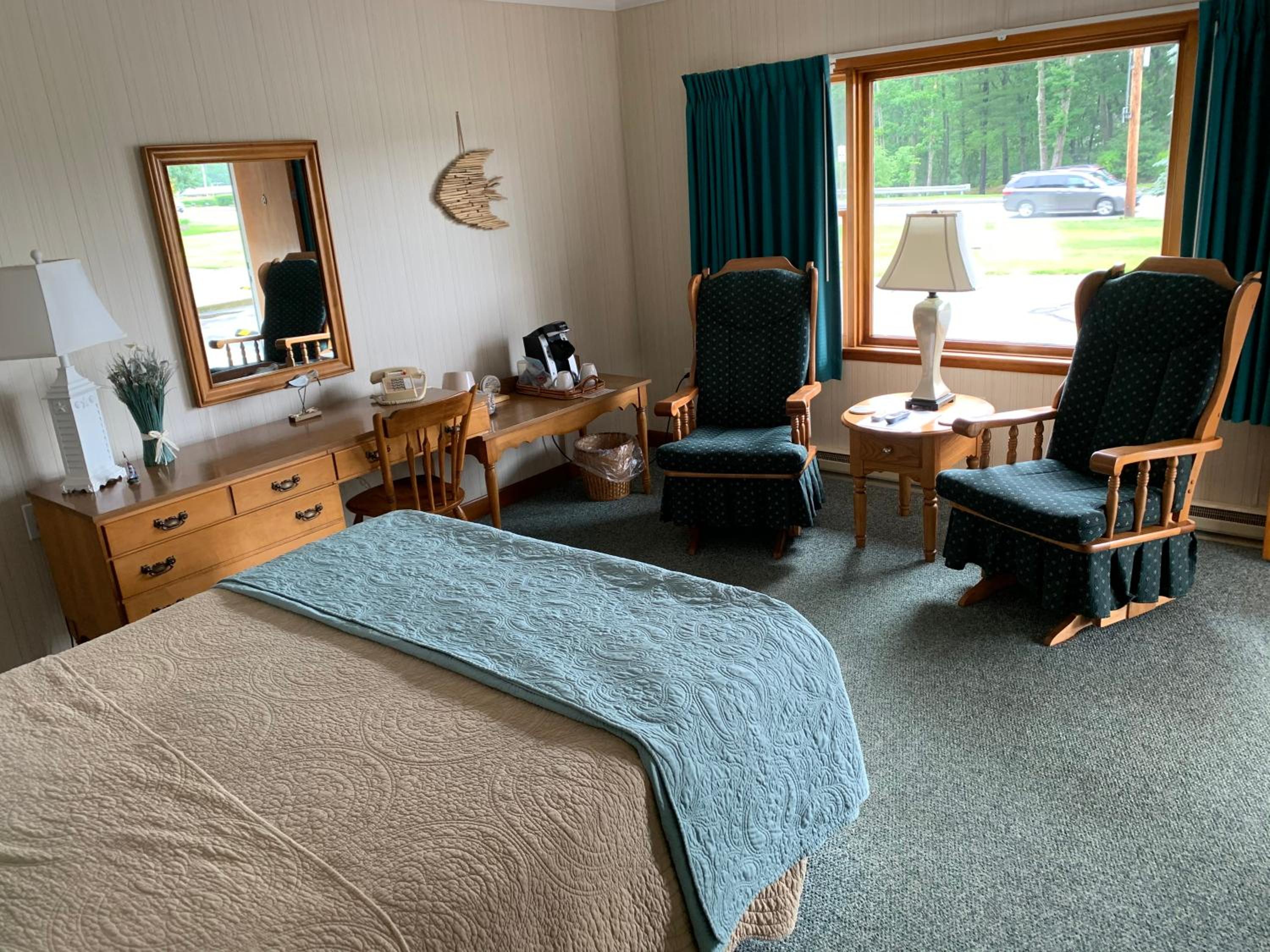 Deluxe King Room - Photo 13
