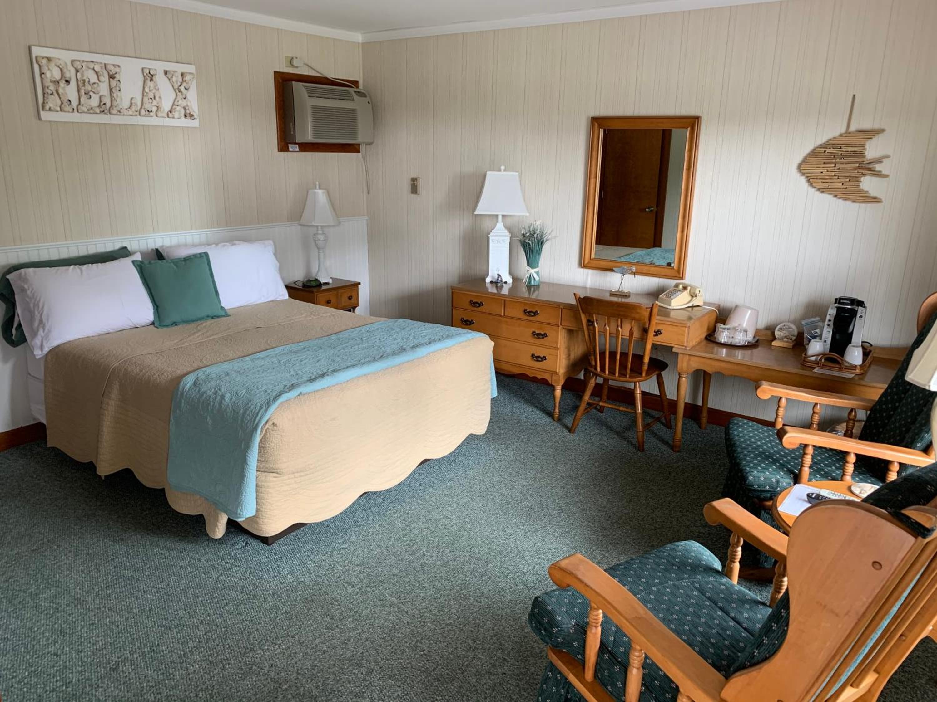 Deluxe King Room - Photo 15