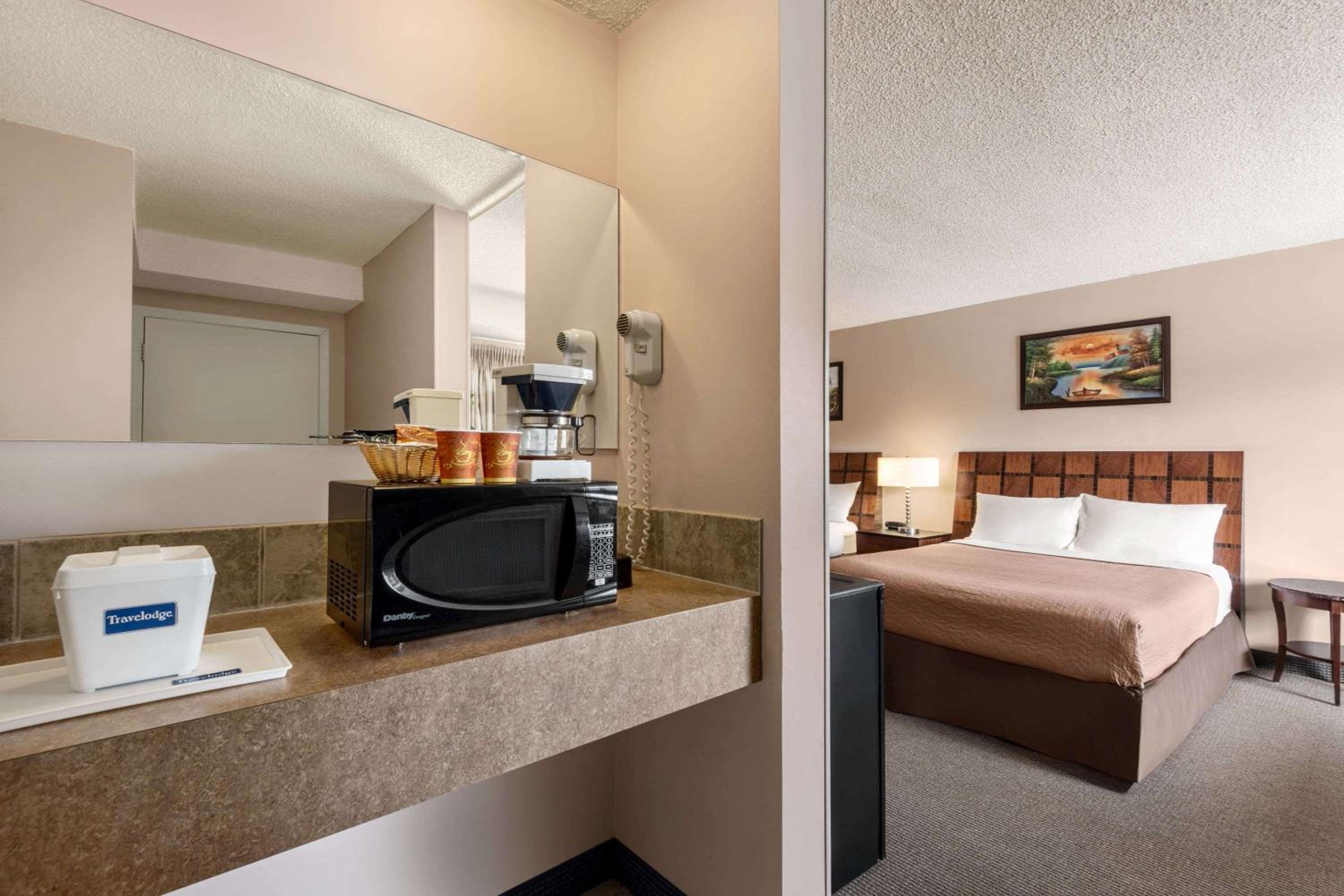 Deluxe Queen Room with Two Queen Beds - Non-Smoking photo 2
