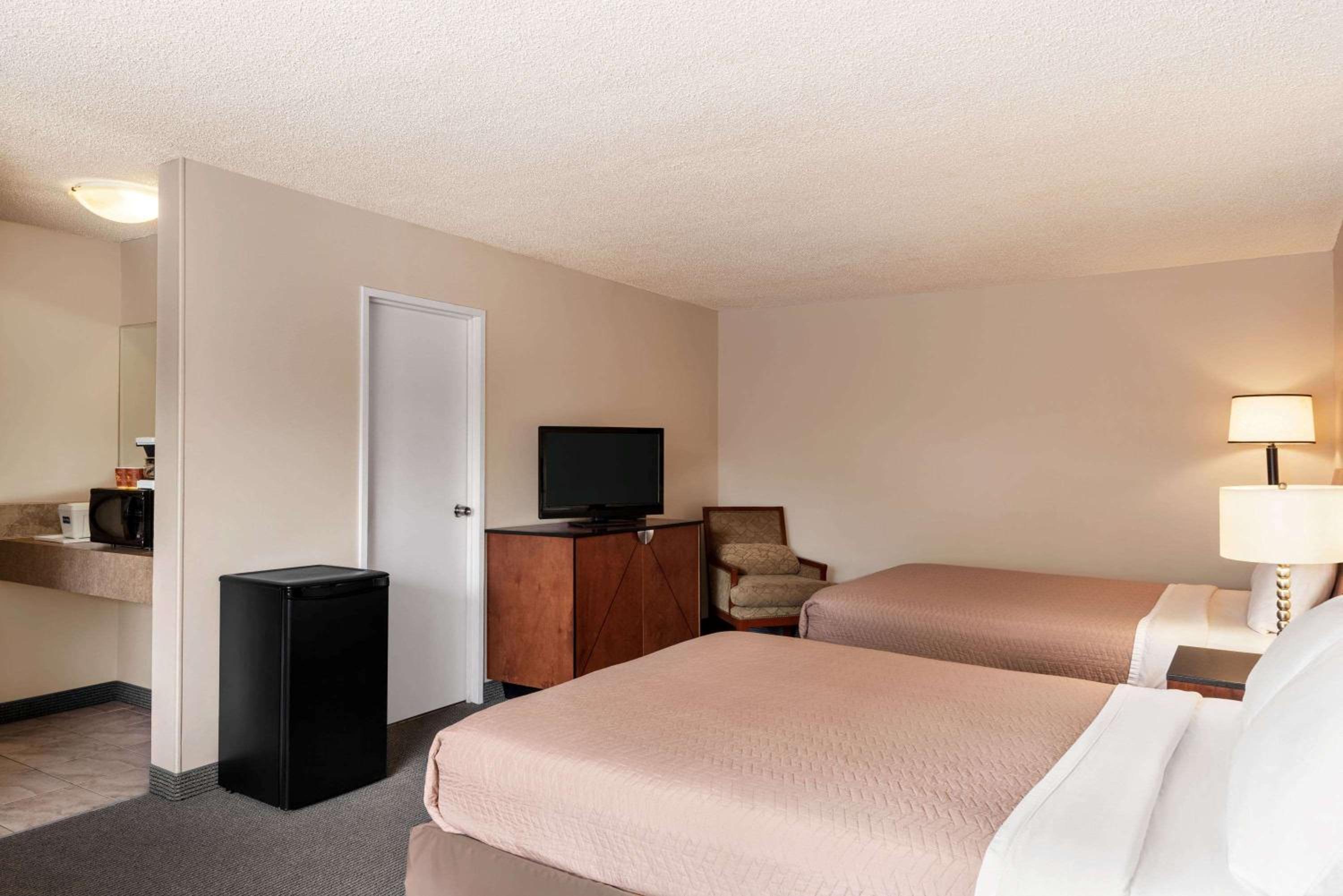 Deluxe Queen Room with Two Queen Beds - Non-Smoking photo 3