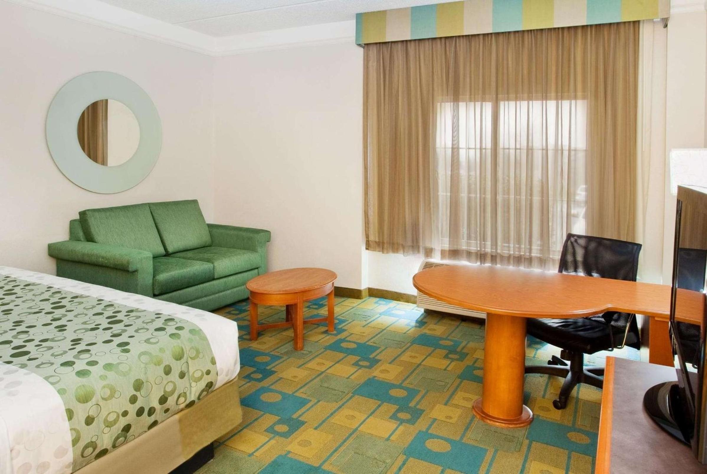 Deluxe King Room with Sofa Bed - Photo 4