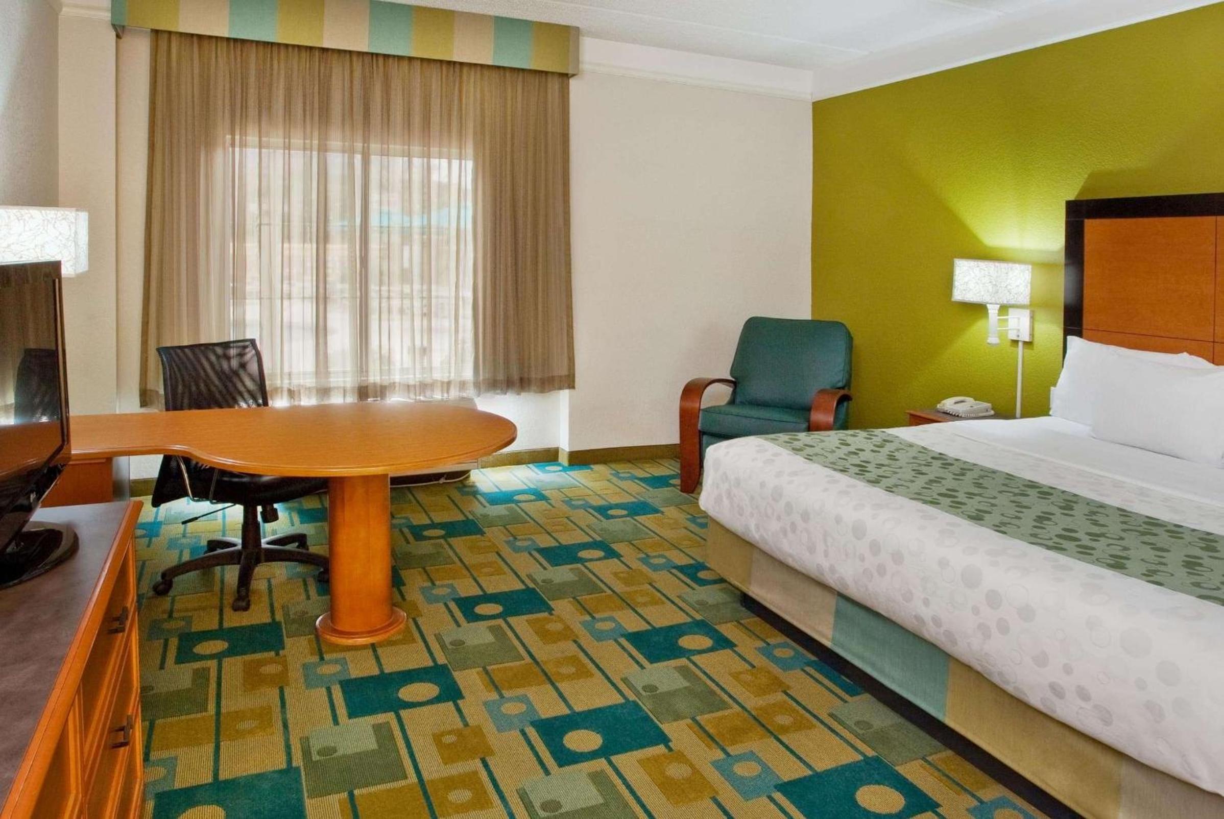 Deluxe King Room - Photo 5