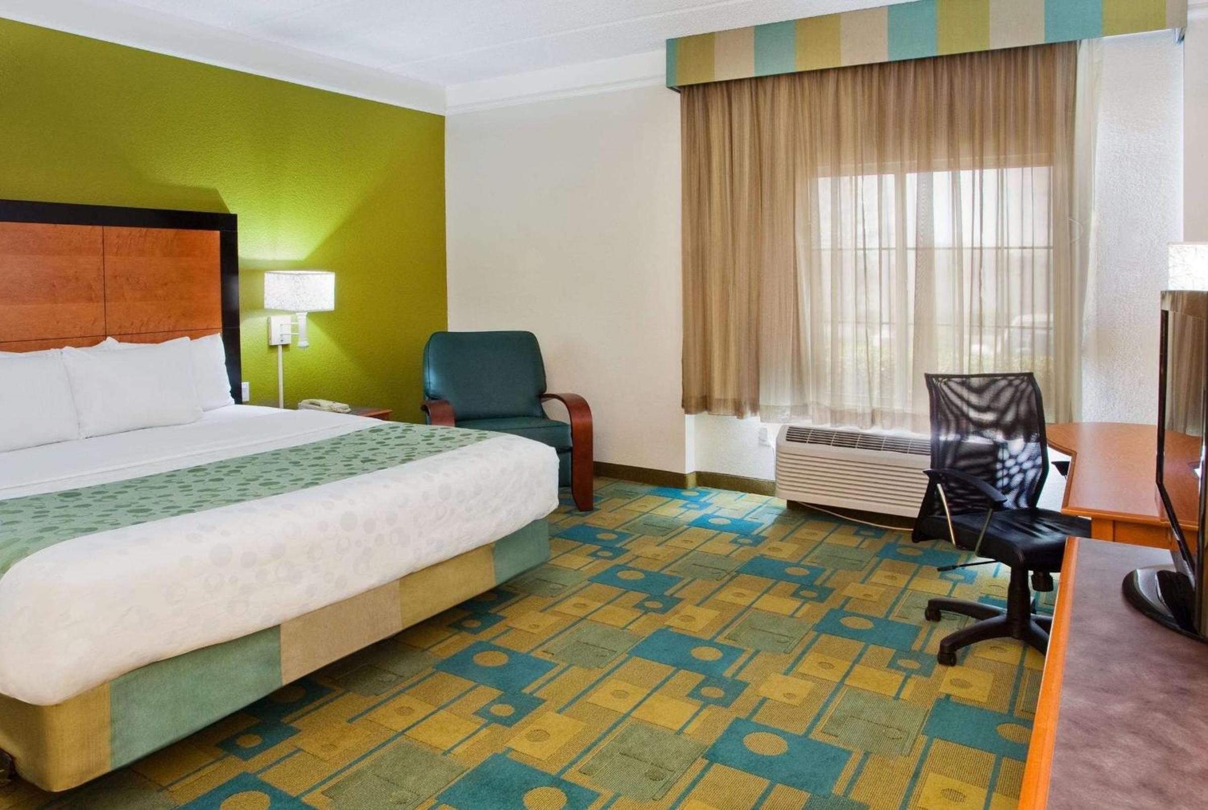 1 King Bed, Mobility/Hearing Impaired Accessible Room, Tub w/ Grab Bars, NSMK - Photo 2