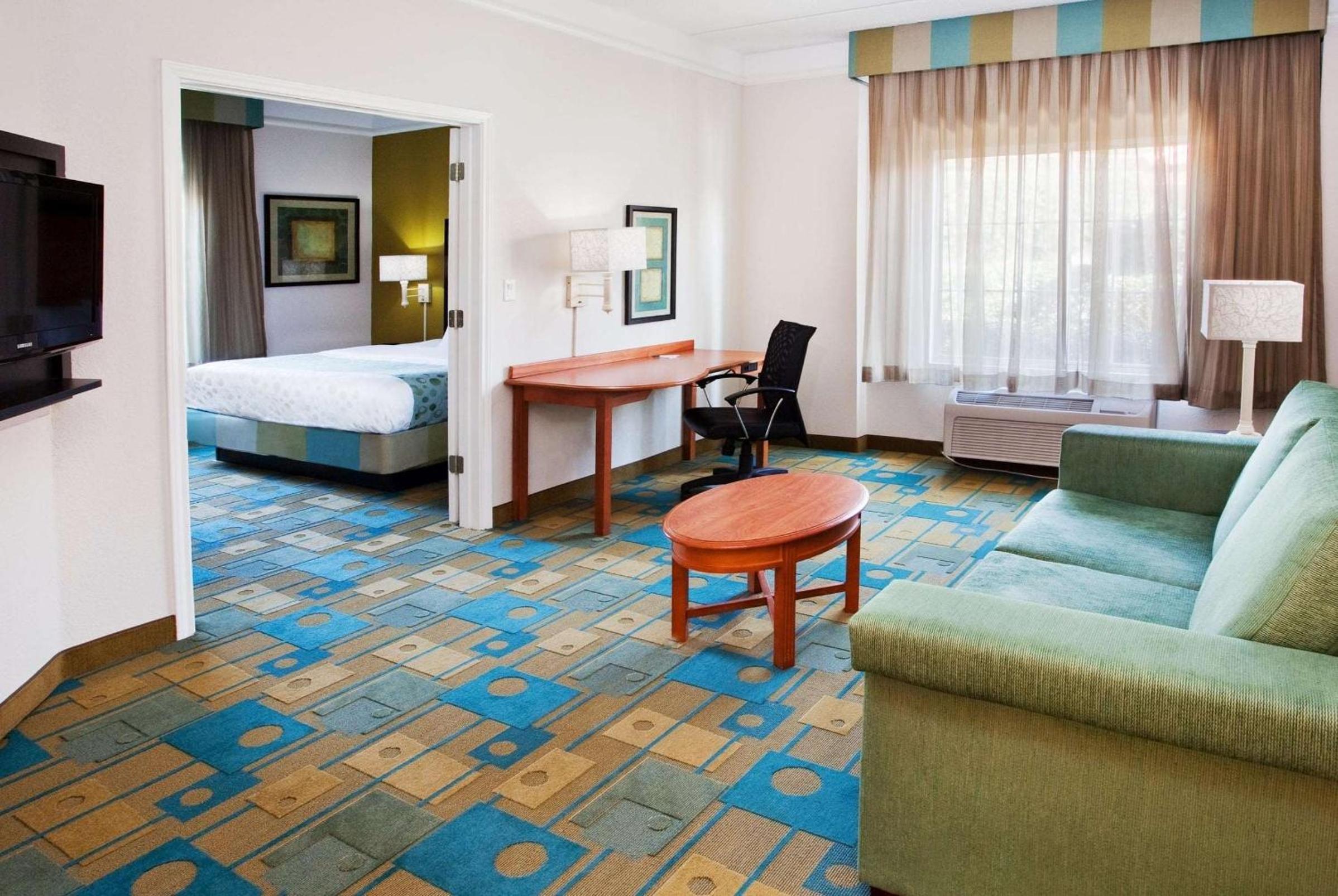 One-Bedroom King Suite - Non-Smoking - Photo 2