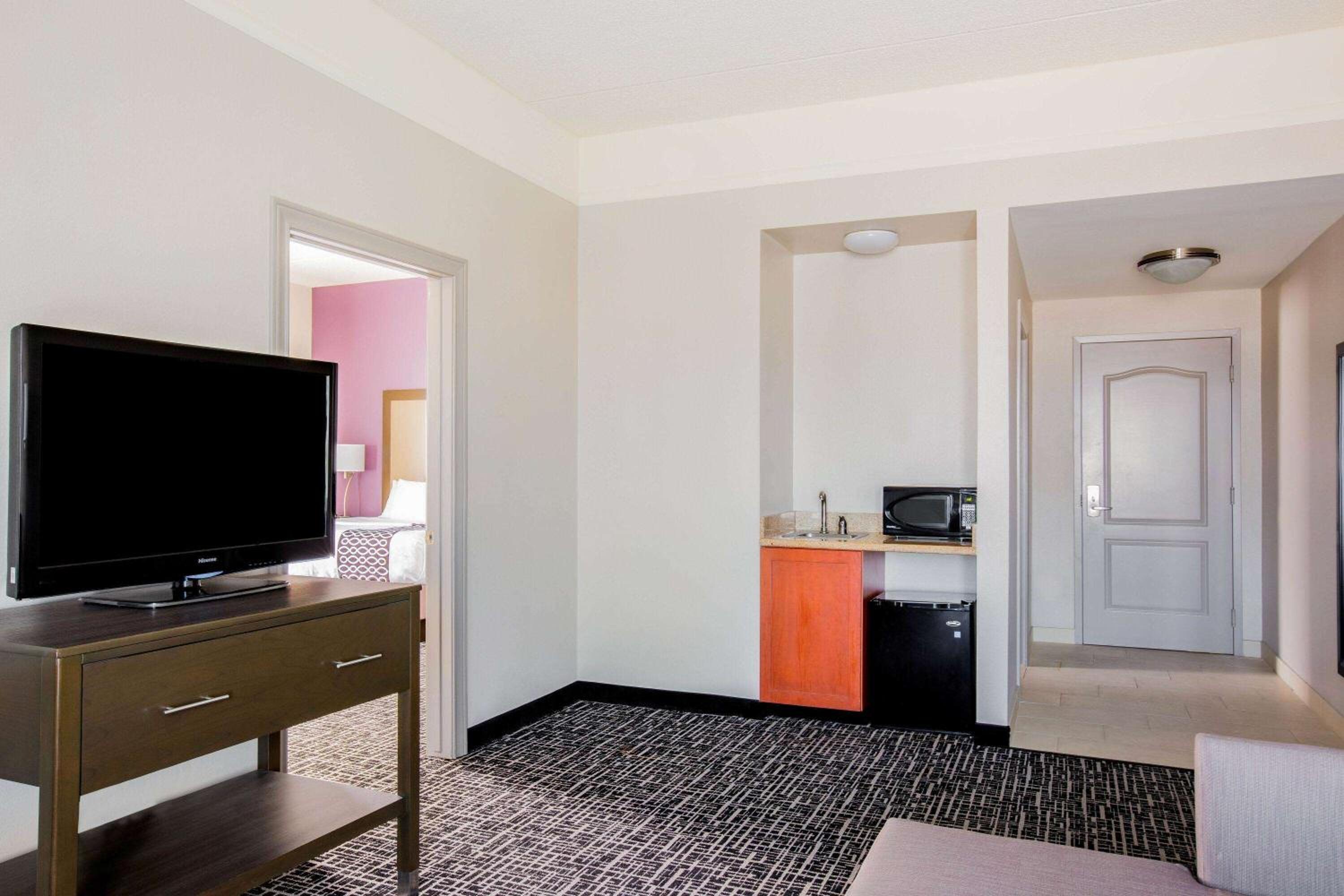 Deluxe Family King Suite with Bathtub and Grab Bars - Mobility Accessible/Non-Smoking - Photo 1