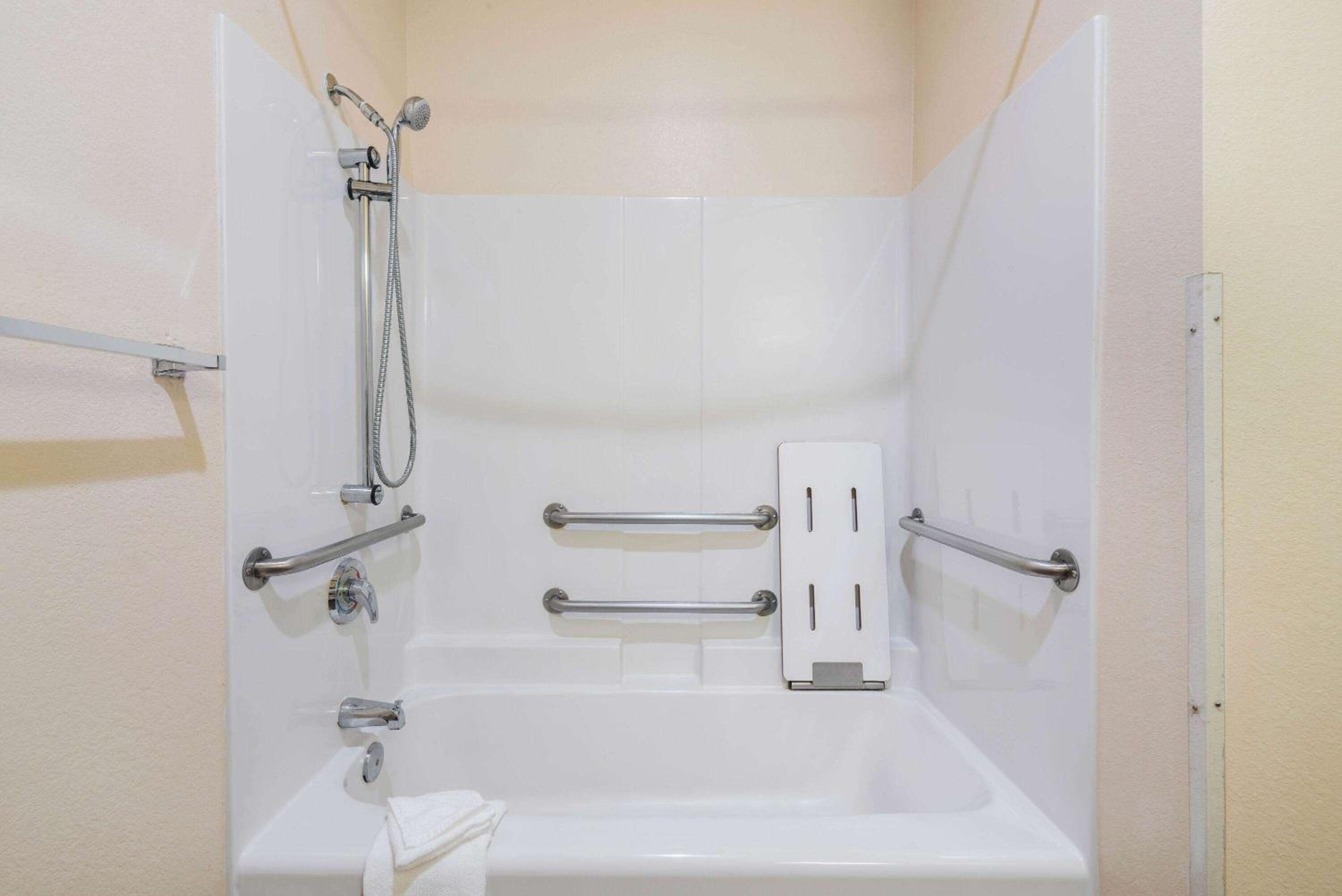 Queen Room with Two Queen Beds - Disability Access - Photo 3
