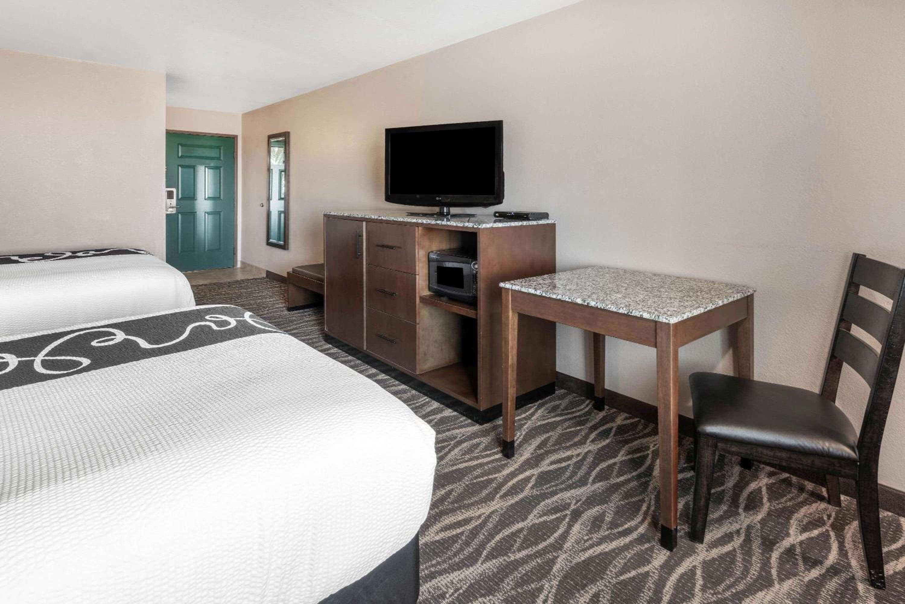 Queen Room with Two Queen Beds - Disability Access - Photo 2