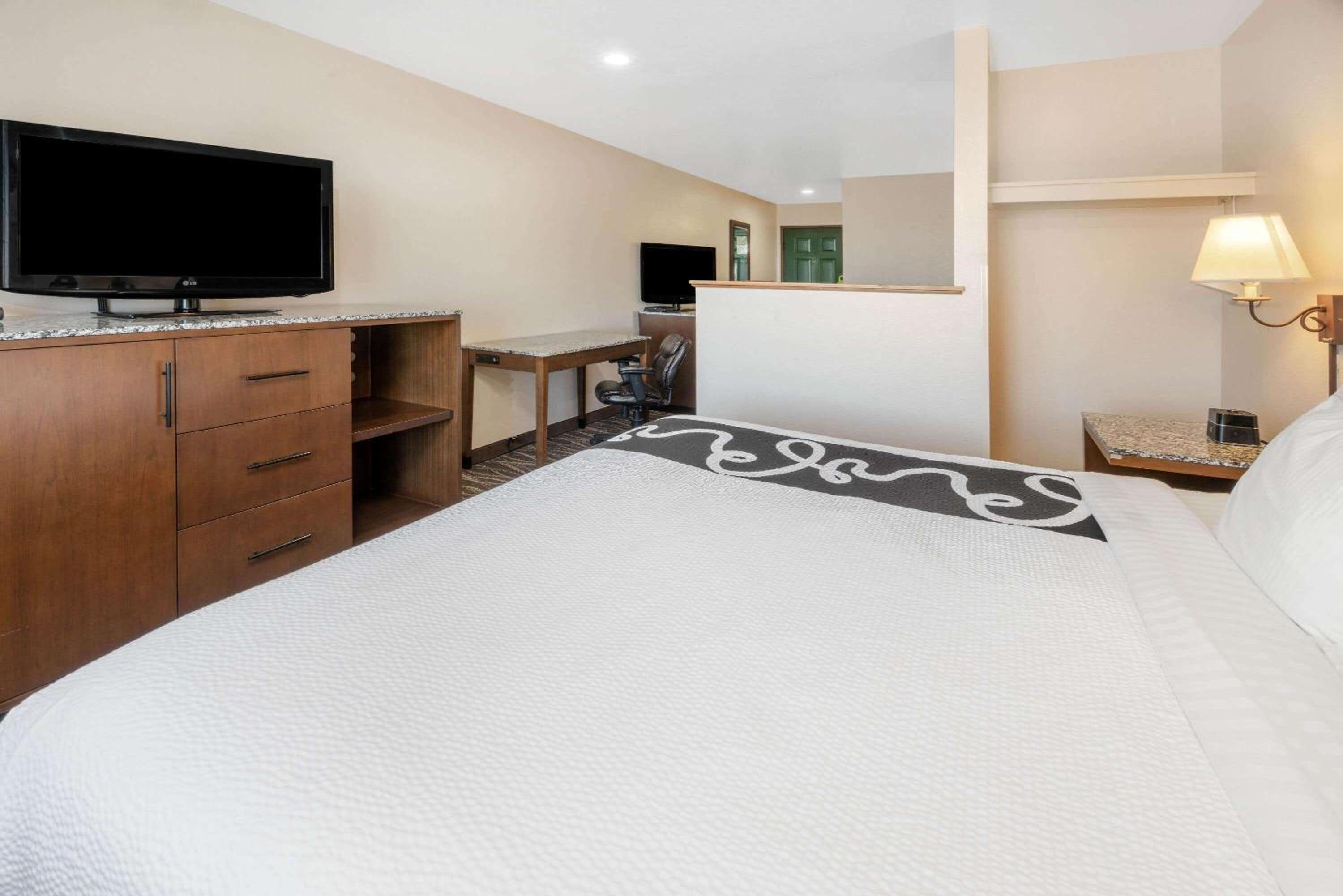 Deluxe King Room - Photo 3